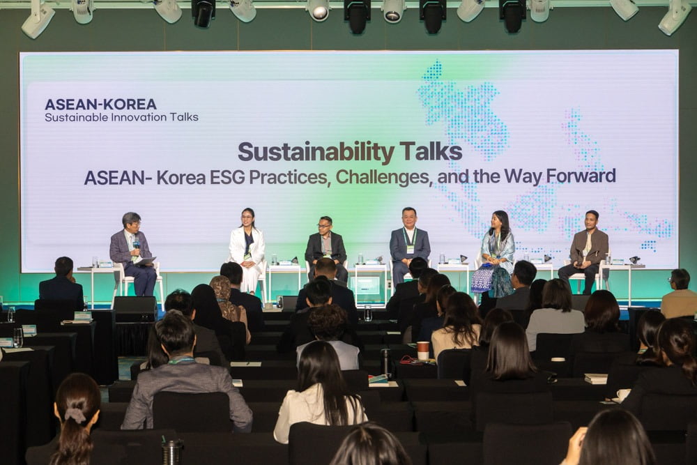 지속가능성 토크' 세션에서 아세안 기업 대표들이 자사의 ESG 이행 현황과 전략을 공유하고 있다. 사진=한아세안센터