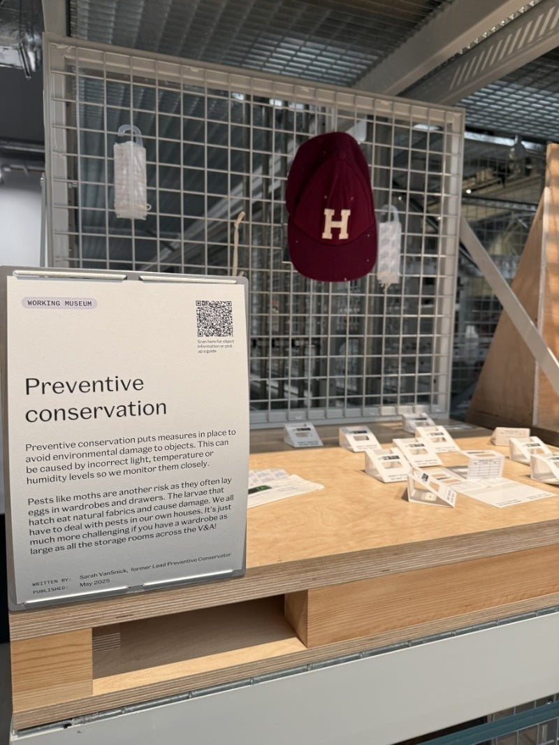 V&A 이스트 스토어하우스 '일하는 미술관' 카테고리 중 ‘예방보존(Preventive Conservation)’에 관한 설명. 박물관에서 소장품 관리에 중요한 역할을 하는 해충 방지 트랩이 함께 전시되어 있다. / 사진. © 박소연