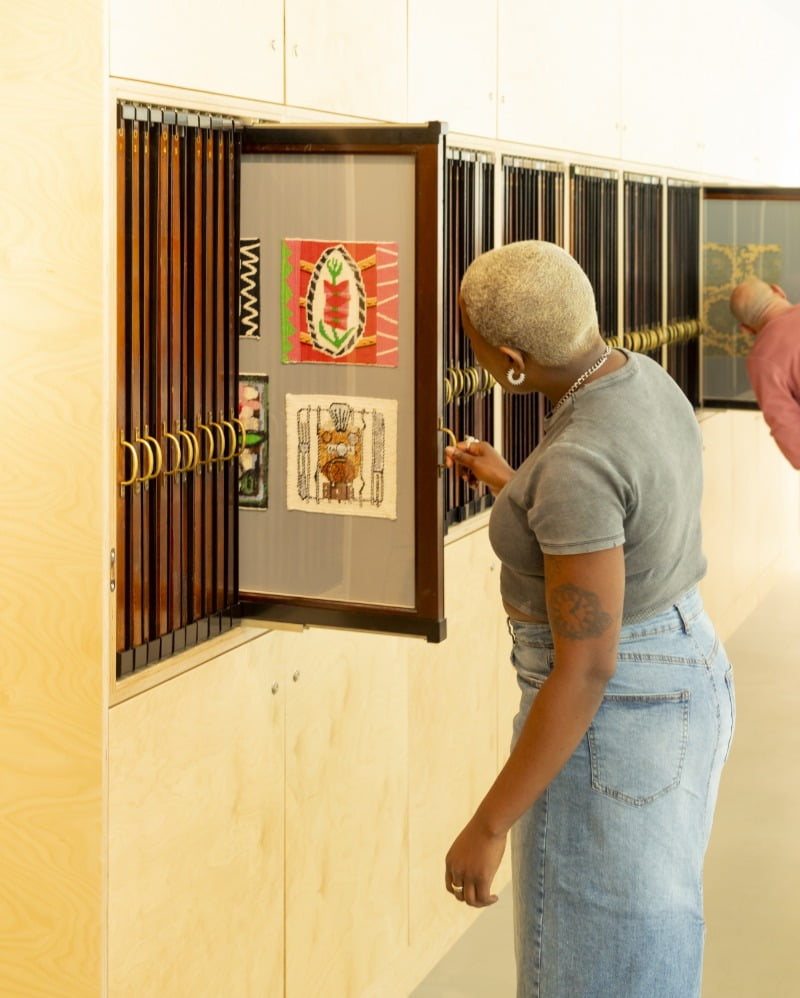 V&A 이스트 스토어하우스의 1층 휴게 공간에 위치한 텍스타일 소장품 / 사진. © Kemka Ajoku 