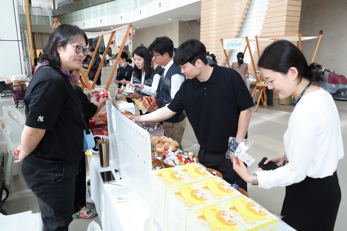 한국석유공사 직원들이 23일 울산 본사에서 열린 지역 소상공인과 함께하는 플리마켓 '동행' 행사에서 물건을 구매하고 있다. 석유공사 제공