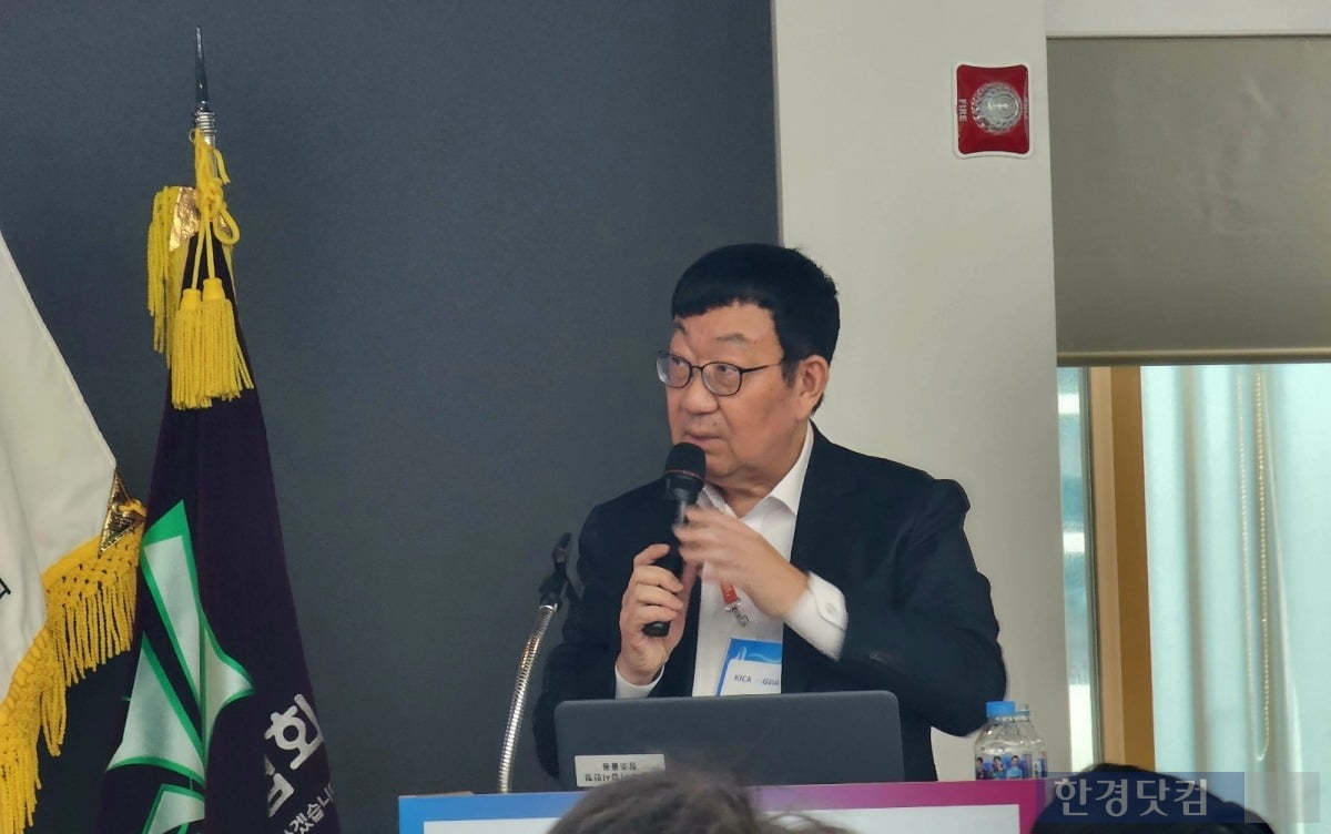 최원철 한양대 부동산융합대학원 특임교수가 지식산업센터 활용 방안을 설명하고 있다. 사진=오세성 한경닷컴 기자