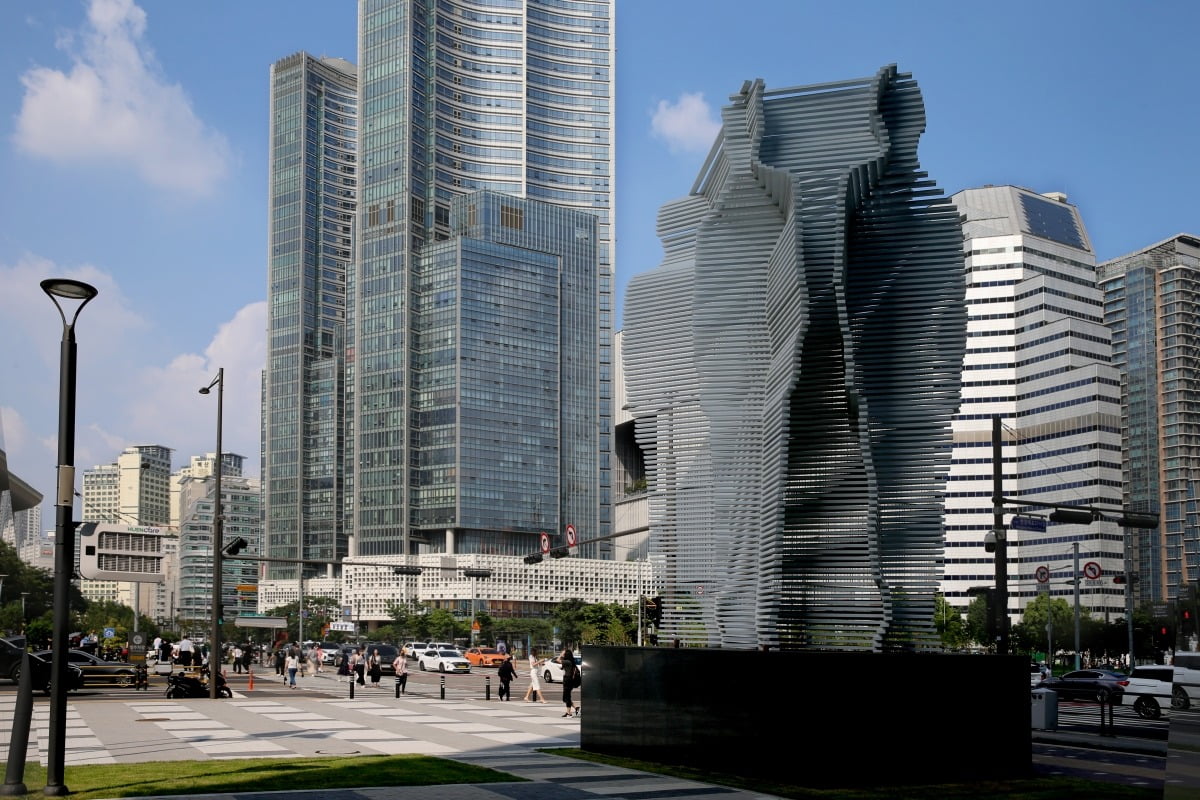 서울 용산역 광장 로카우스 호텔 앞에 자리잡은 공공미술 작품 위대한 결집, 7250x3750x4900cm, 스테인리스 스틸, 도색, 2023. /이용덕