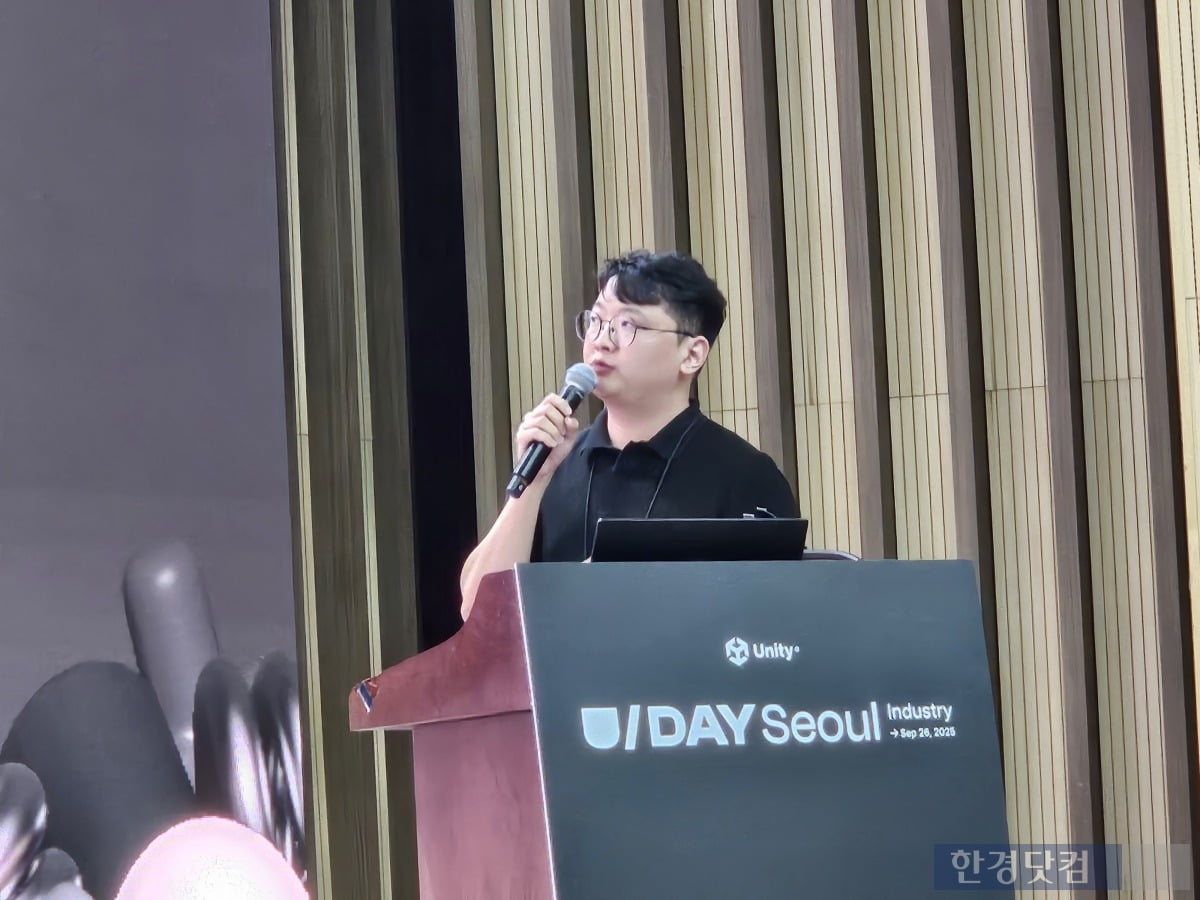강철규 SK AX 제조DT 서비스 매니저가 26일 서울 강남구 한국과학기술회관에서 열린 '유데이 서울: 인더스트리' 유니티 사용 사례를 설명하고 있다. 사진=박수빈 기자