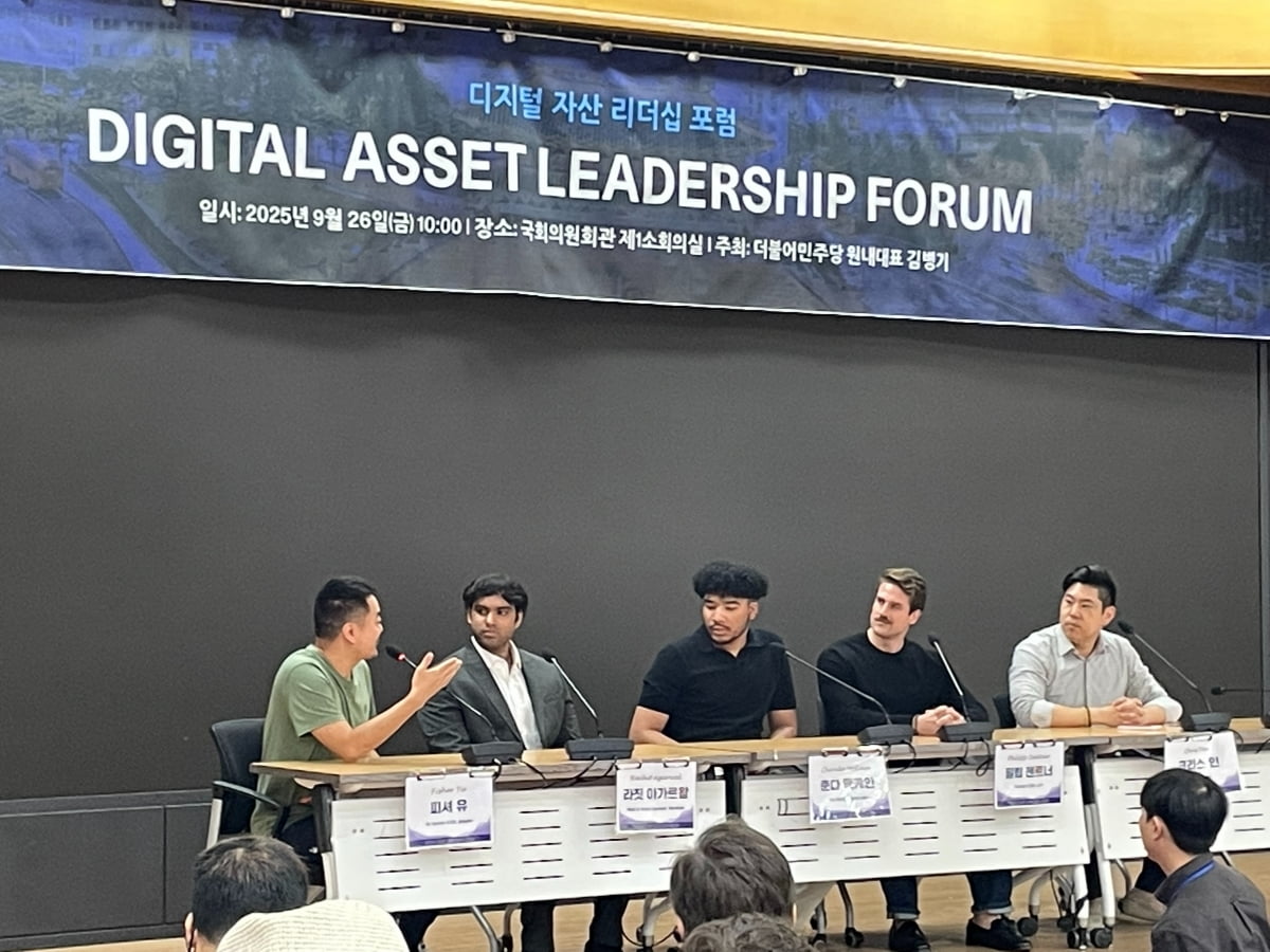 26일 국회에서 개최된 디지털 자산 리더십 포럼의 패널 토론에서 (왼쪽부터) 피셔 유 바빌론 창업자, 라싯 아가르왈 웜홀 글로벌 확장 총괄, 춘다 매케인 팍소스 랩스 창업자, 필립 젠트너 라이파이 창업자, 크리스 인 플룸 창업자가 발언하고 있다. / 사진=강민승 블루밍비트 기자
