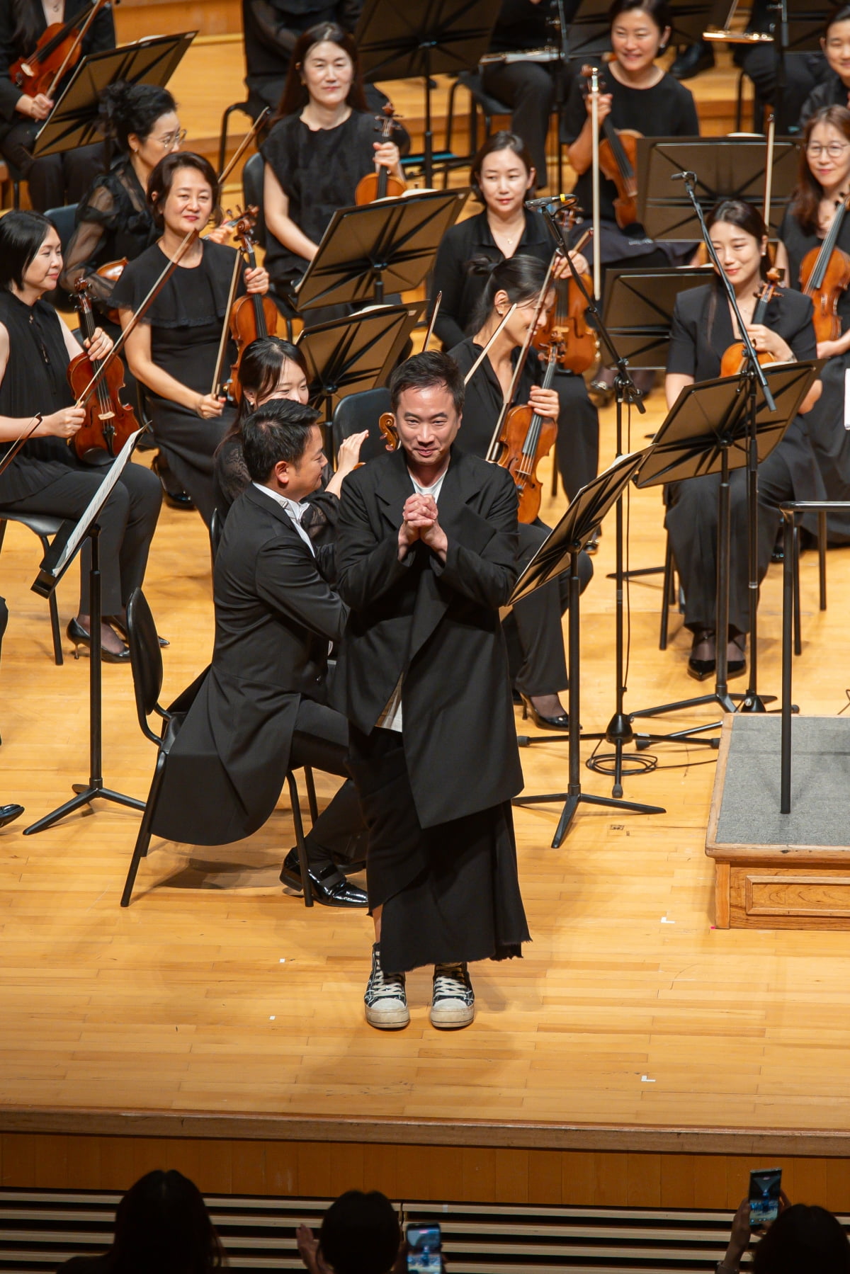 지난 25일 서울 롯데콘서트홀에서 열린 서울시립교향악단 공연에서 작곡가 정재일이 관객들에게 인사하고 있다. / 사진출처. 서울시립교향악단