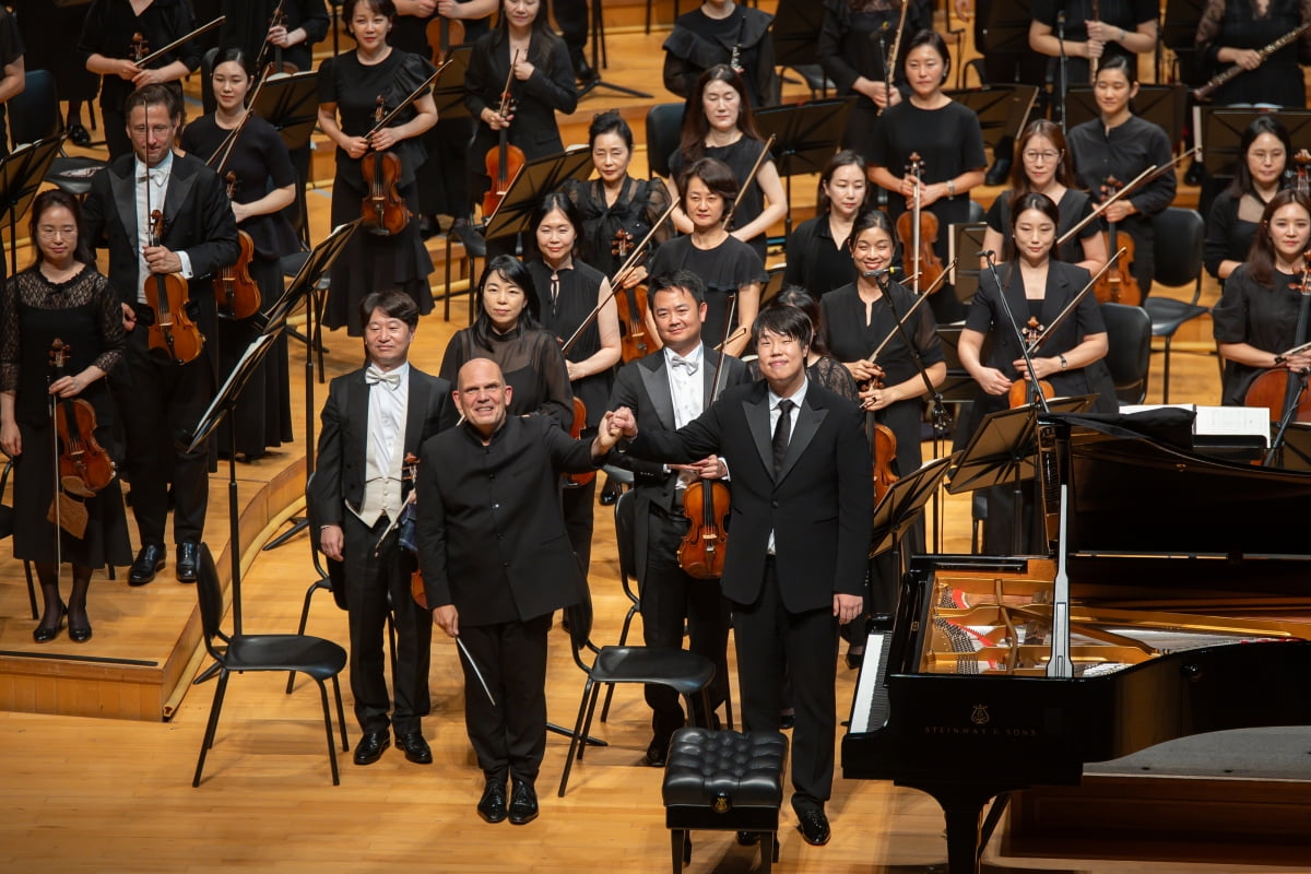 지난 25일 서울 롯데콘서트홀에서 열린 서울시립교향악단 공연에서 얍 판 츠베덴 서울시향 음악감독과 피아니스트 박재홍이 관객들에게 인사하고 있다. / 사진출처. 서울시립교향악단