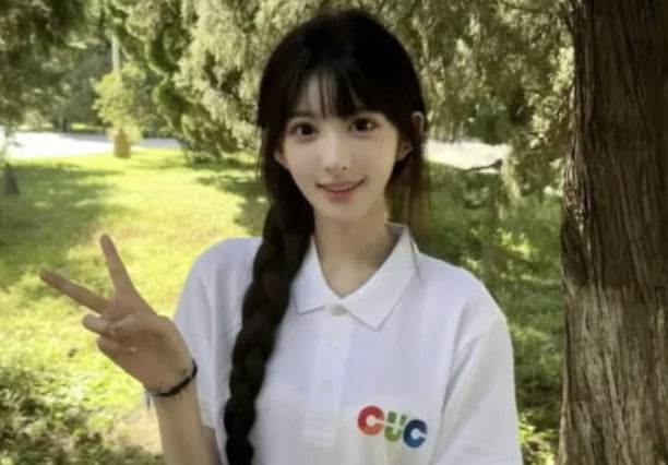 "화장한 거 아냐?"…여대생, '자연 미모' 인증하고 수석 합격