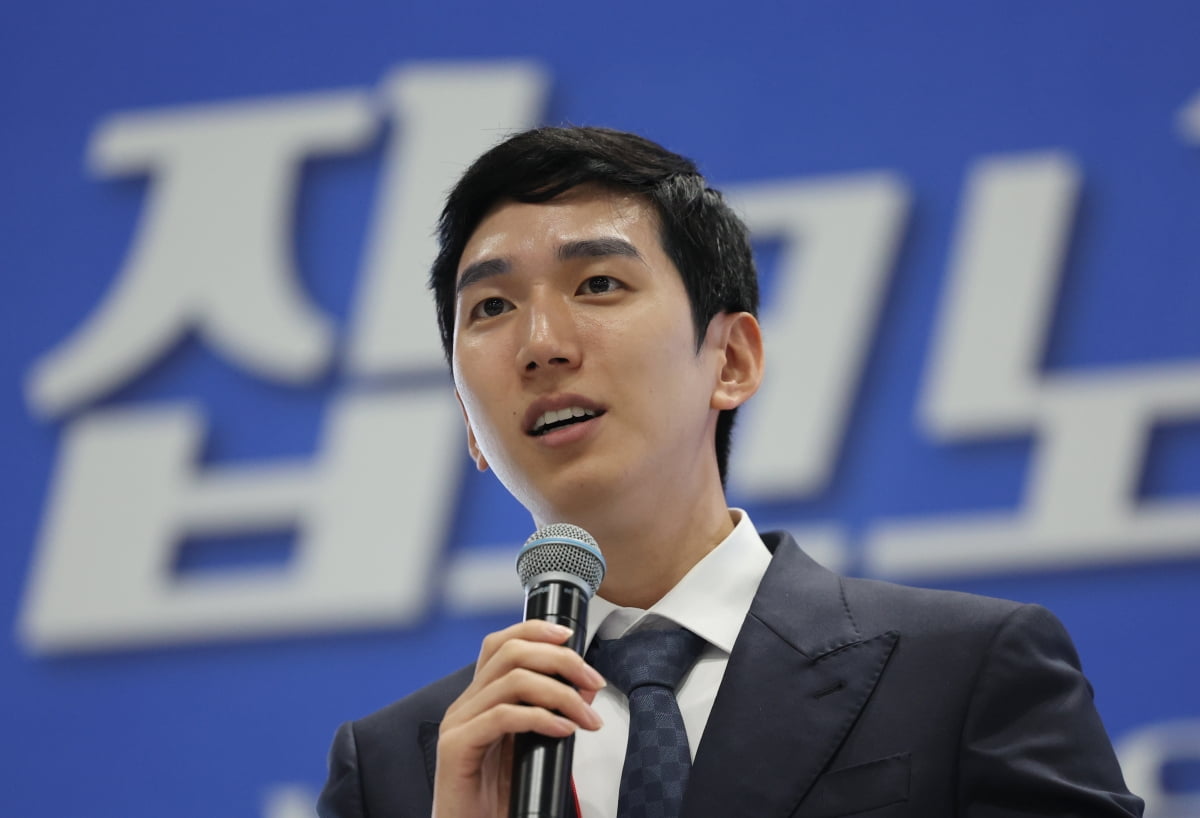 30일 서울 삼성동 코엑스에서 개막한 ‘집코노미  콘서트 2025’ 행사에서 김제경 투미부동산컨설팅 대표가 ‘이재명 정부 시대, 재개발/재건축 투자 전략’을 주제로 강연하고 있다. 이솔 기자