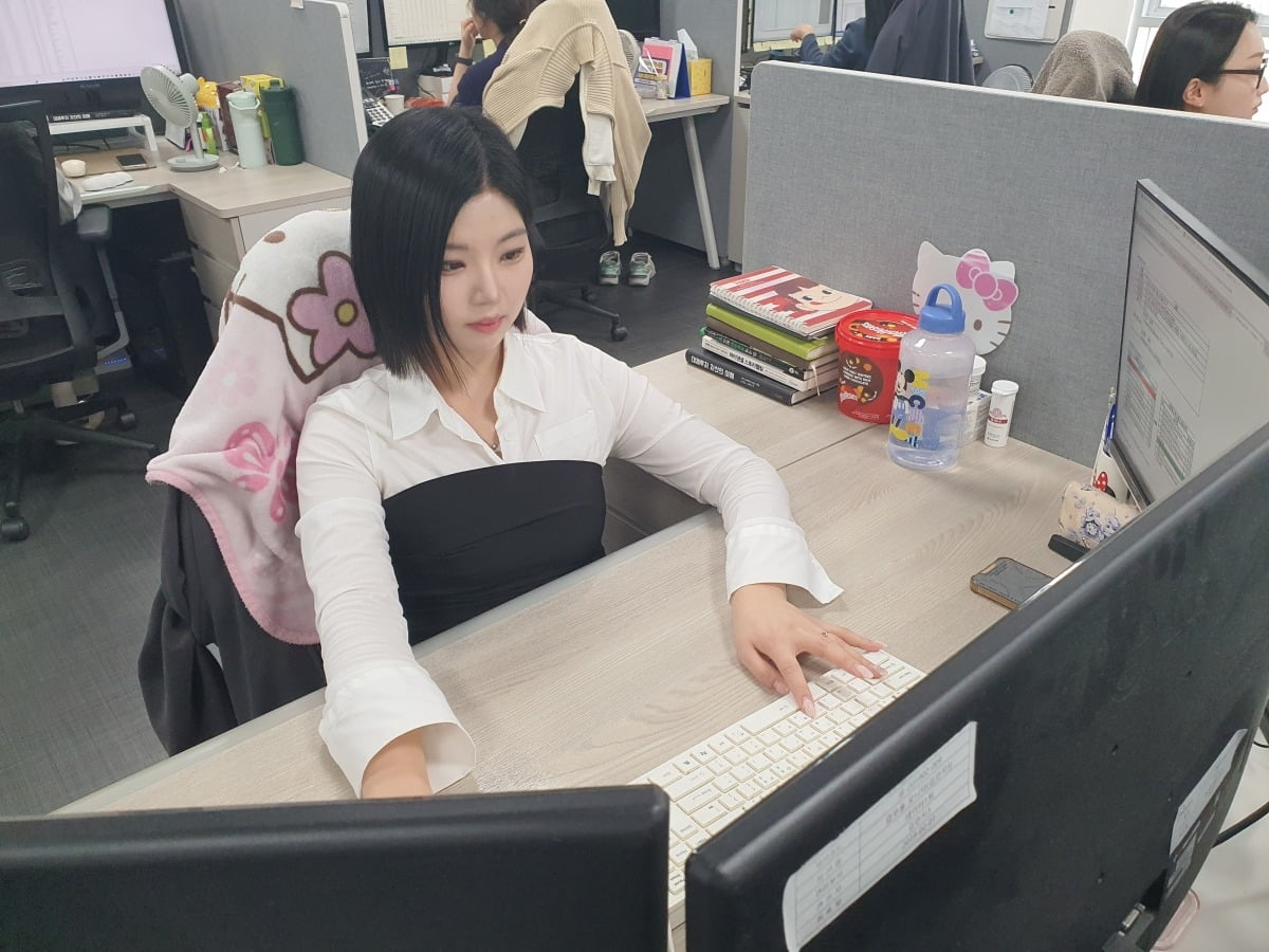 김민지 사원이 리포트 컨센서스 데이터 입력을 하고 있다. 윤현주 기자