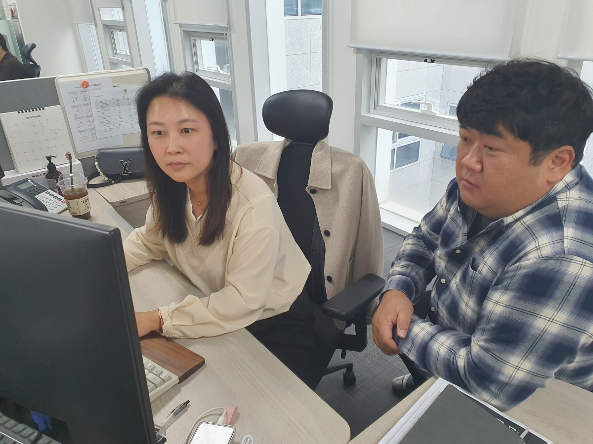 김은선 팀장(왼쪽)과 신희재 차장이 홈페이지 리뉴얼 모니터링을 하고 있다. 윤현주 기자