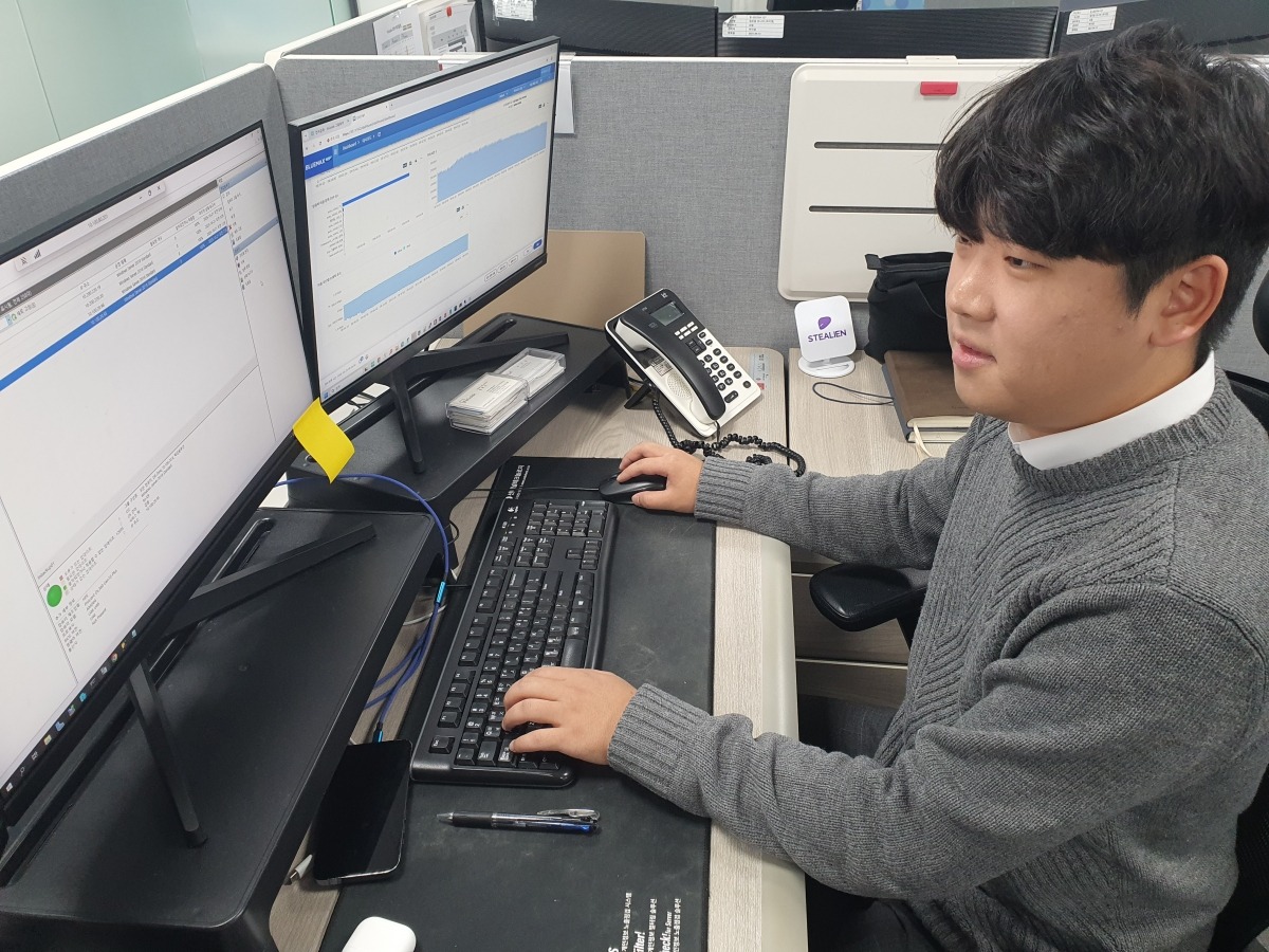 김학민 대리가 시스템 관리 업무를 하고 있다. 윤현주 기자