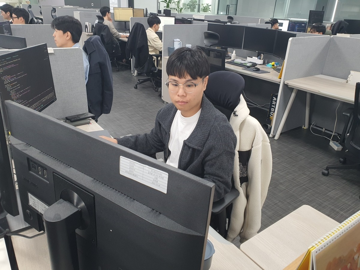 박덕영 사원이 AI 기술을 활용해 고객 서비스를 제공하고 있다. 윤현주 기자