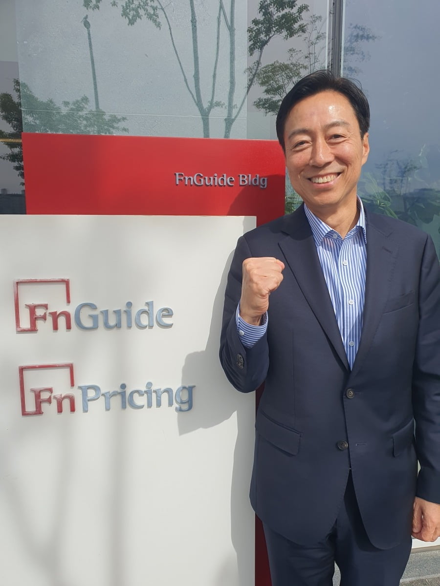 이기태 대표가 인터뷰를 마친 후 파이팅을 외치고 있다. 윤현주 기자