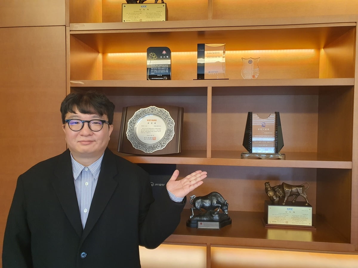 이정용 부장이 상장패 등 트로피를 보여주고 있다. 윤현주 기자