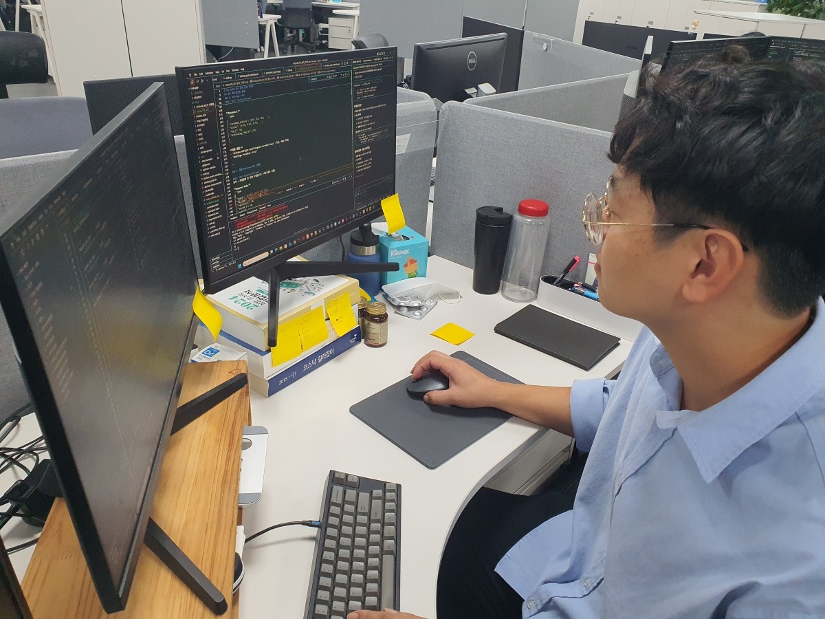 장웅진 대리가 데이터 활용 챗봇 시스템을 만들고 있다. 윤현주 기자