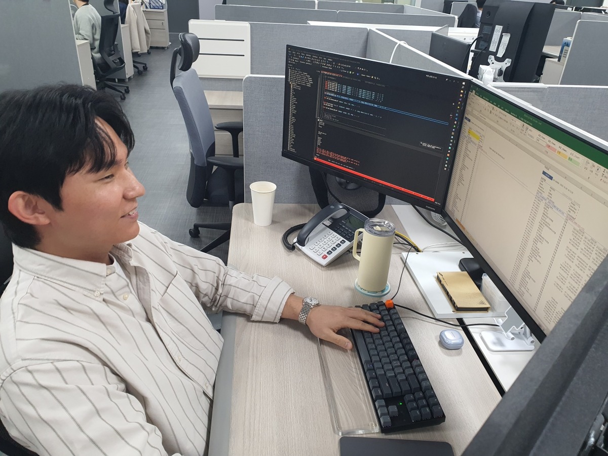 전동욱 과장이 데이터 관리 업무를 하고 있다. 윤현주 기자