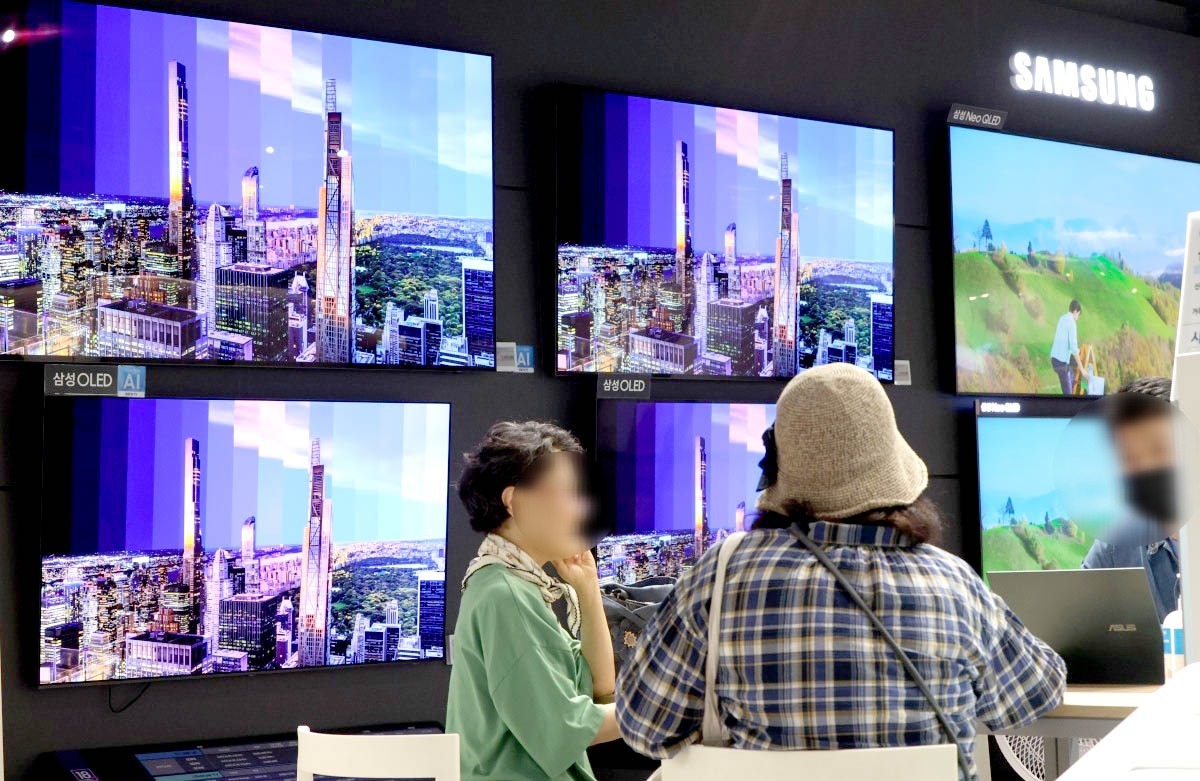 시민들이 서울의 한 가전매장에서 TV를 둘러보고 있다. 사진=김범준 기자