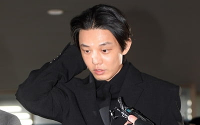 유아인, 봉준호 감독과 파티서 '활짝'…2개월만 근황 포착