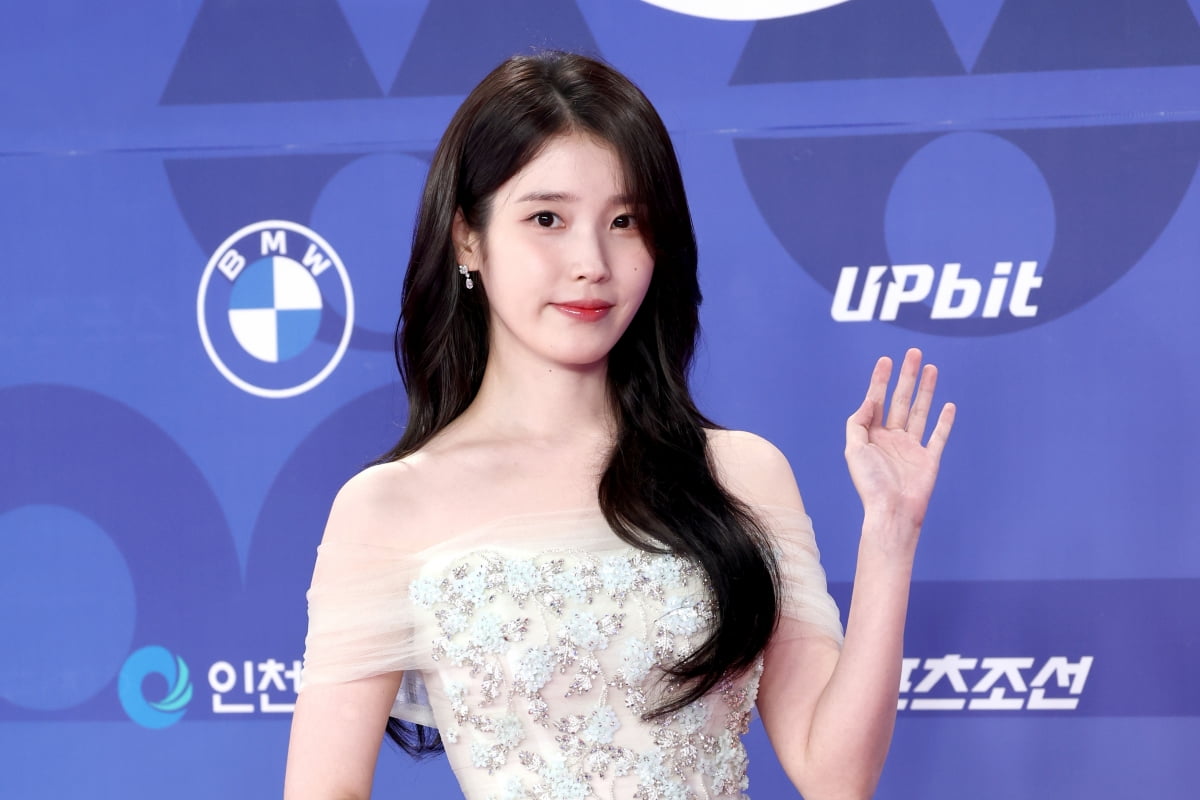 아이유가 지난 7월18일 오후 인천 영종도 파라다이스시티 크로마에서 열린 '제4회 청룡시리즈어워즈' 레드카펫 행사에 참석해 포토타임을 갖고 있다. 사진=변성현 한경닷컴 기자