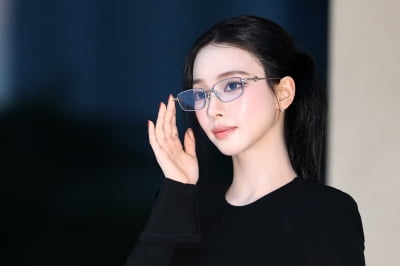 [포토] 에스파 카리나, '어둠을 밝히는 눈부신 미모'