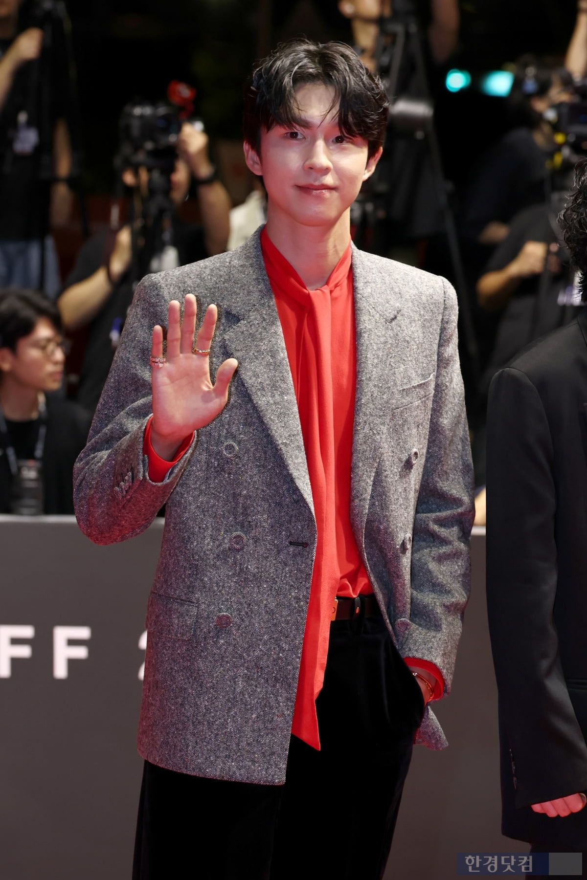 [포토] 홍경, '팬들 마음 흔드는 부드러운 모습' (부산국제영화제)