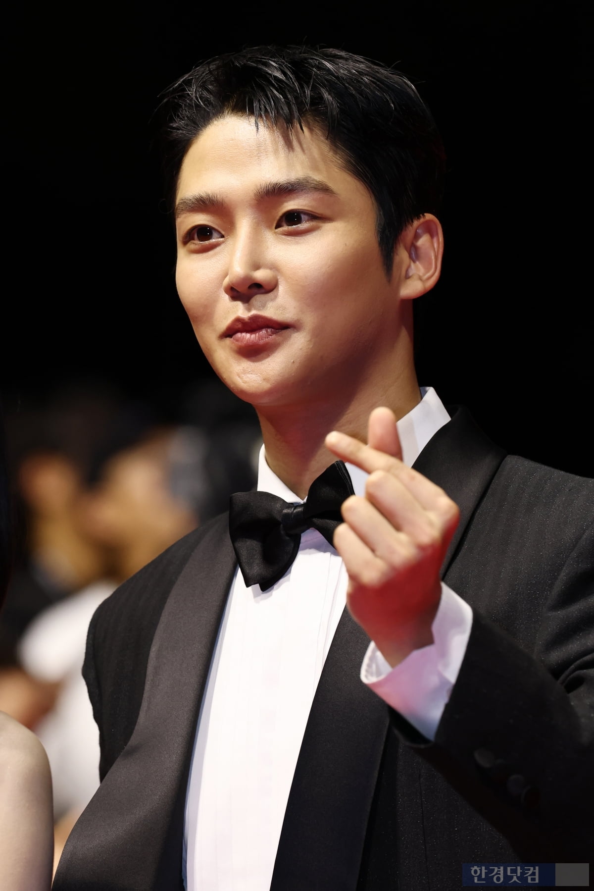 [포토] 로운, '팬들에게 전하는 멋진 하트~' (부산국제영화제)