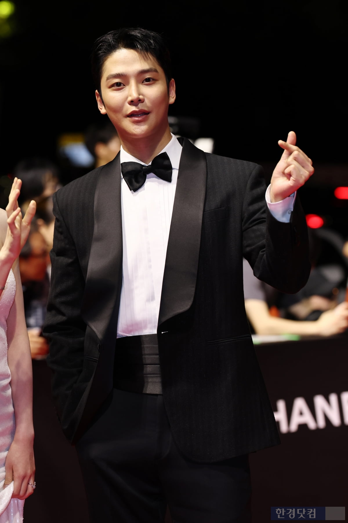 [포토] 로운, '팬들에게 전하는 멋진 하트~' (부산국제영화제)