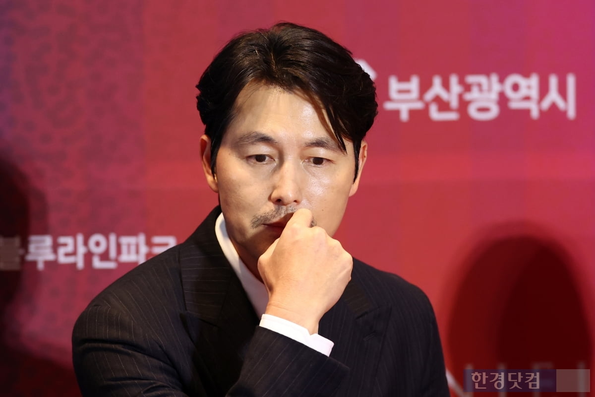 수염 기른 정우성, 부산서 포착…혼외자 출산·극비 결혼 1년 만