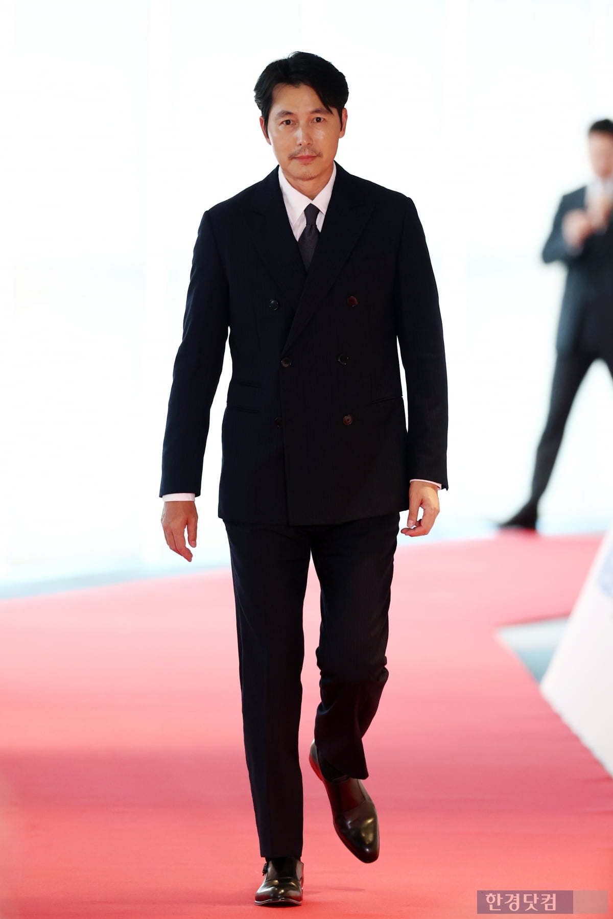 수염 기른 정우성, 부산서 포착…혼외자 출산·극비 결혼 1년 만