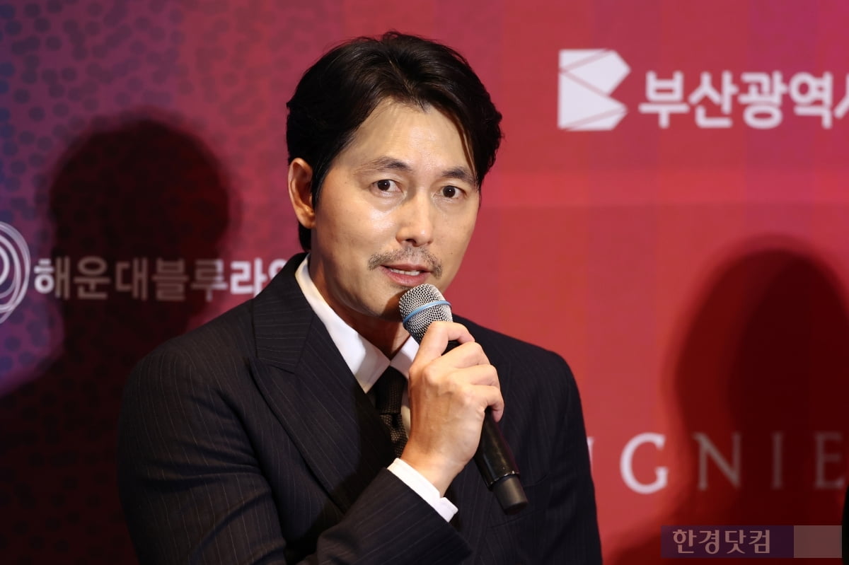 수염 기른 정우성, 부산서 포착…혼외자 출산·극비 결혼 1년 만