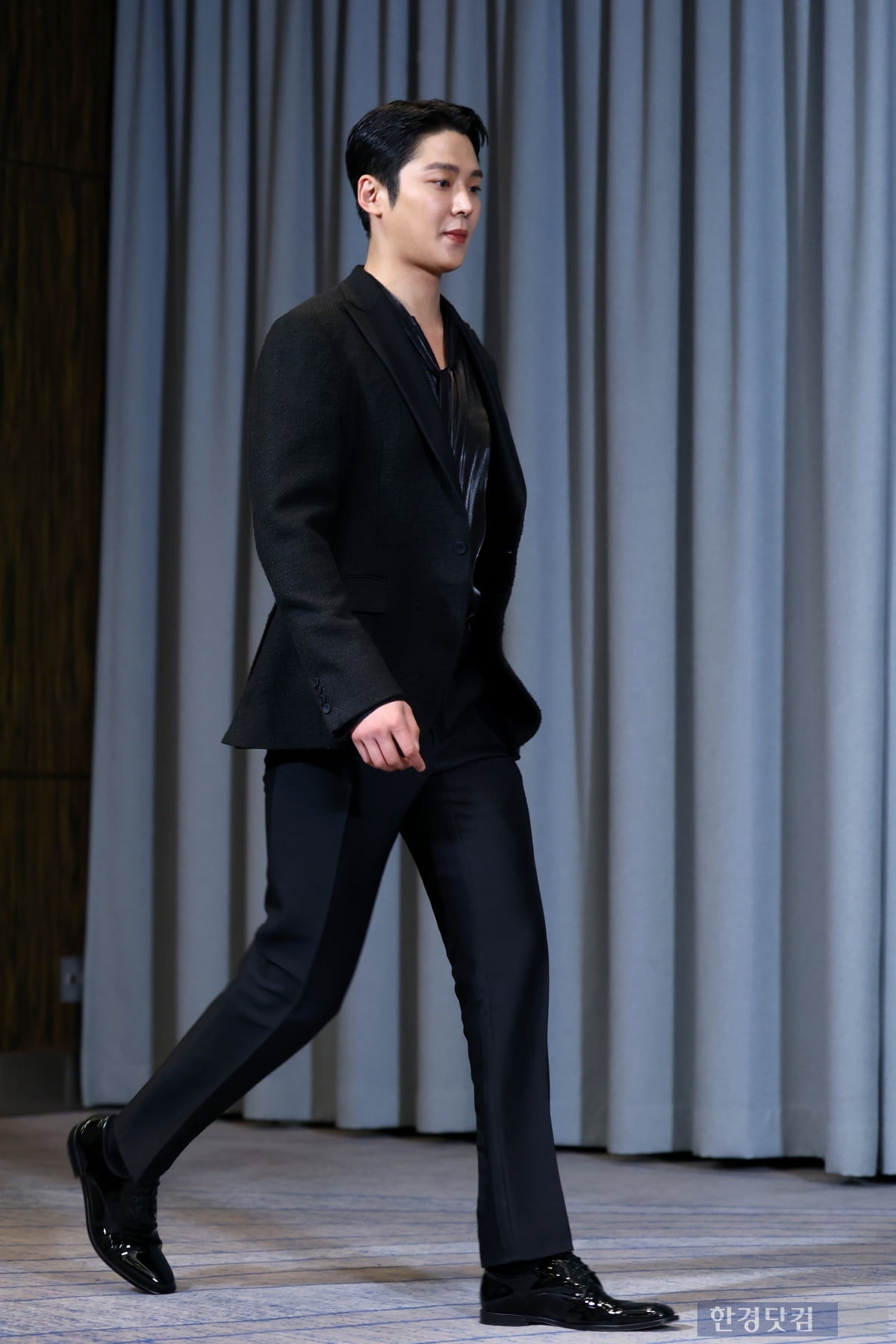 [포토] 로운, '멋진 모습에 팬들 심쿵'