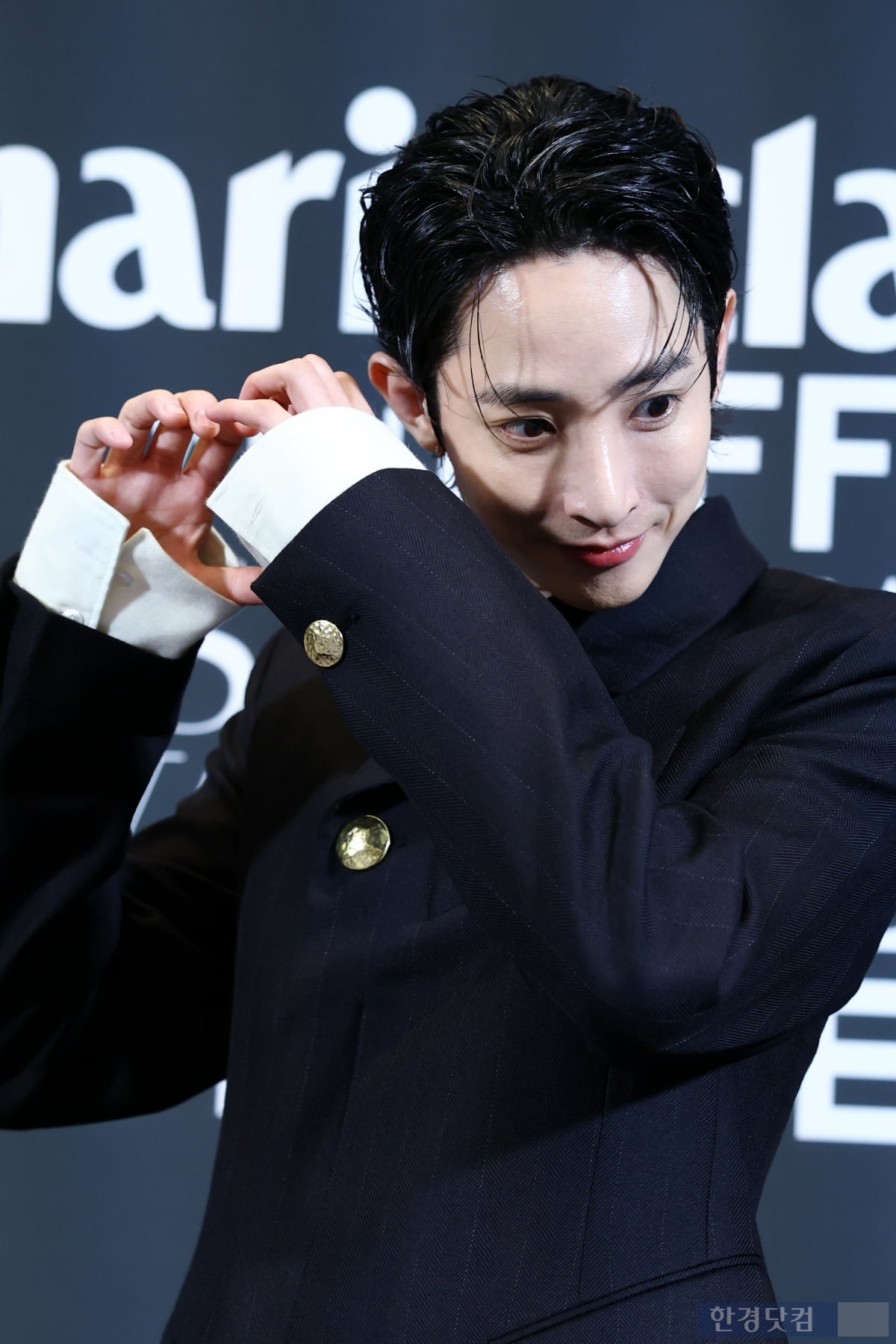 [포토] 이수혁, '하트는 부끄러워요~'