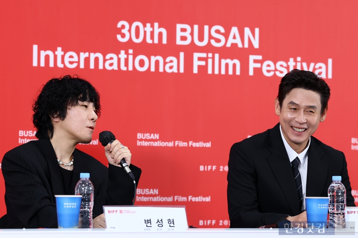 완벽히 구겨진 설경구…'굿뉴스' 감독 "날카로운 블랙 코미디" [BIFF]