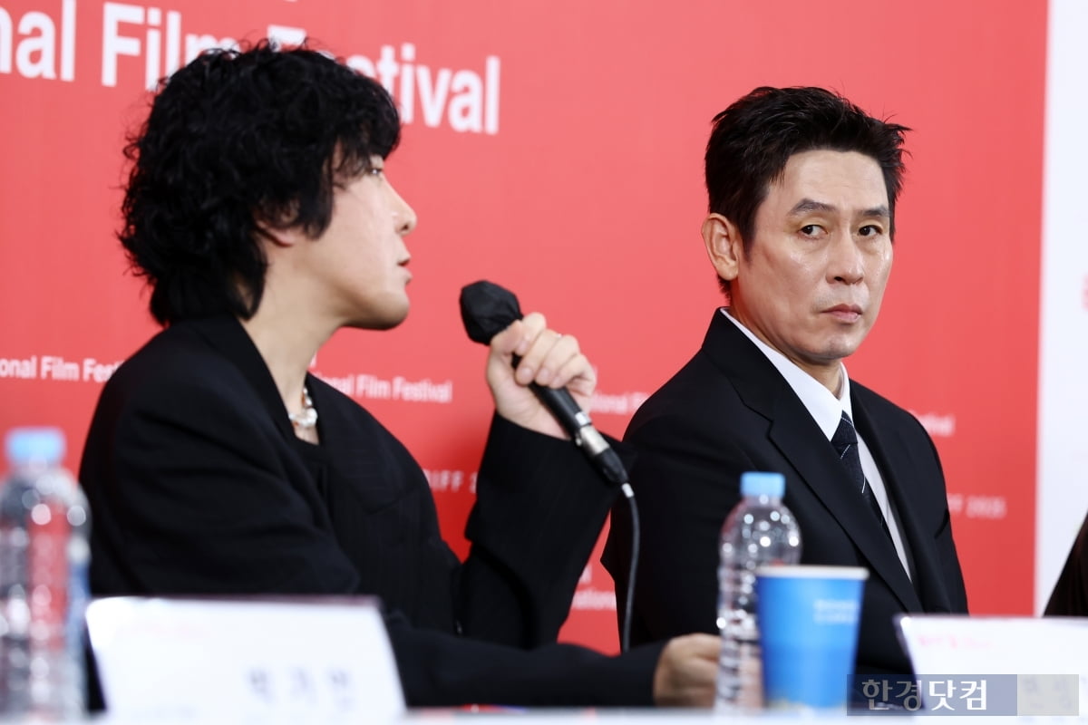 [포토] 변성현 감독-설경구, '떼려야 뗄 수 없는 두 남자'