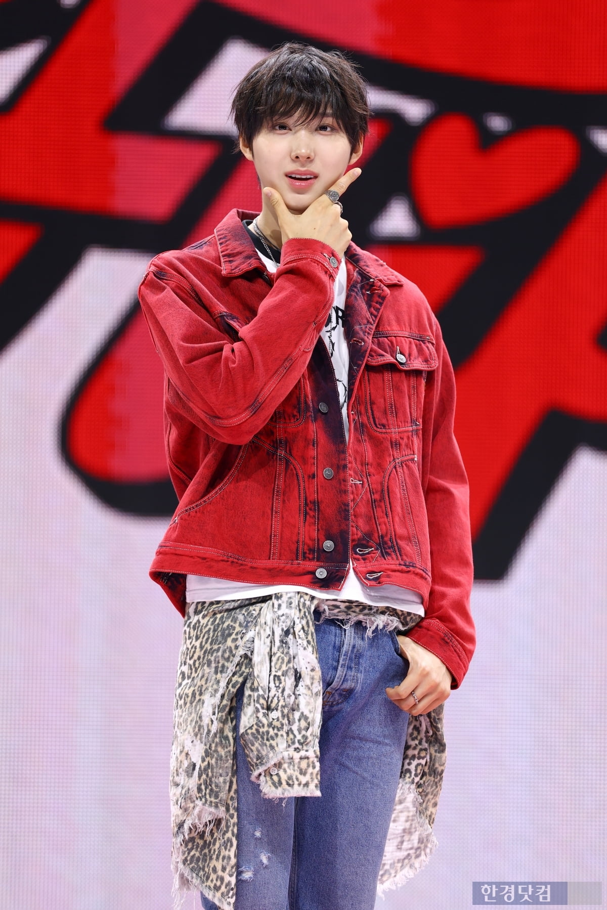 [포토] 킥플립 주왕, '팬들에게 보내는 하트~'