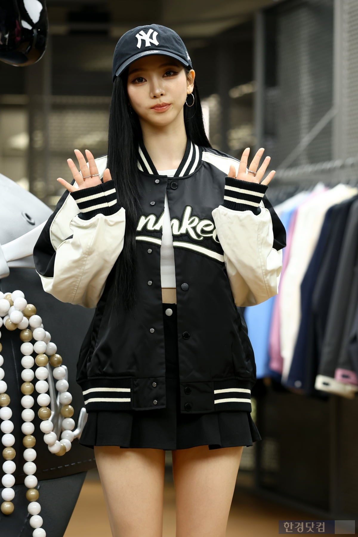 [포토] 카리나, '볼캡을 써도 감출 수 없는 미모'