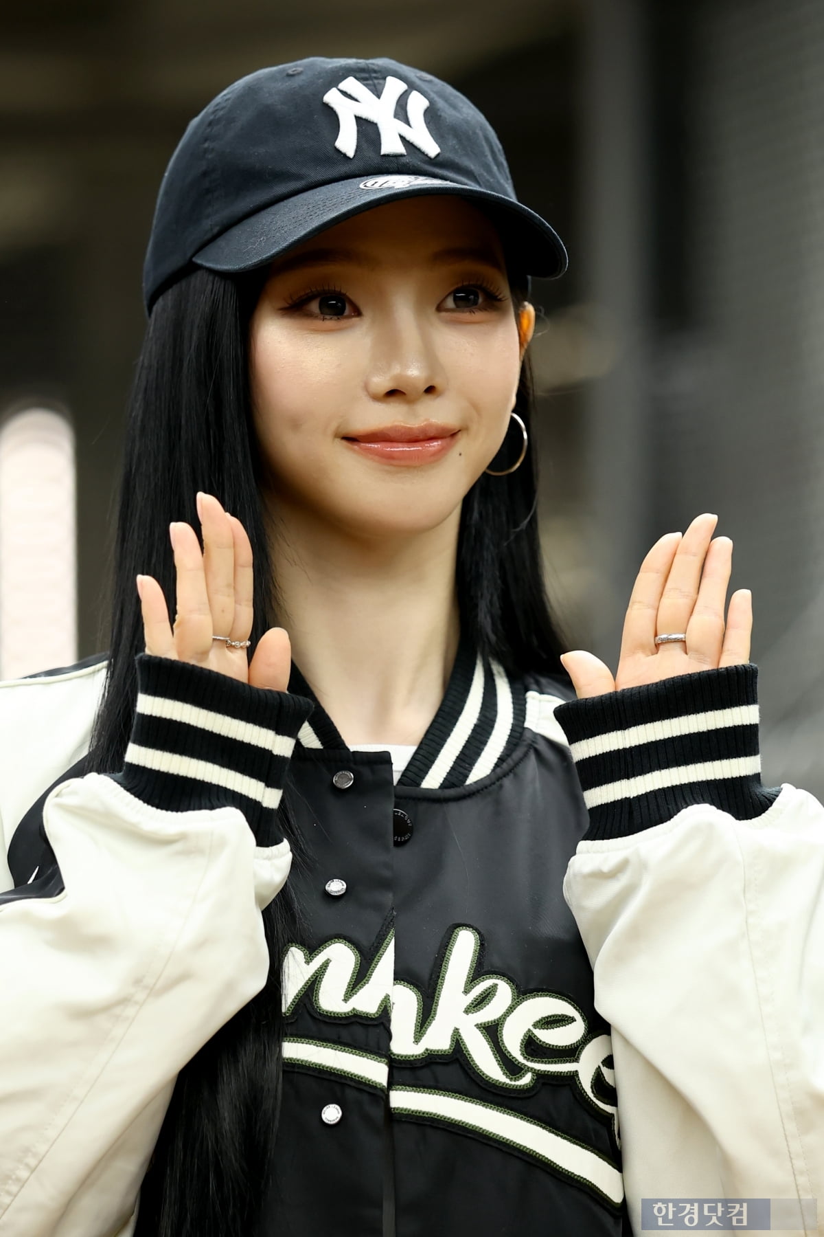 [포토] 카리나, '볼캡을 써도 감출 수 없는 미모'