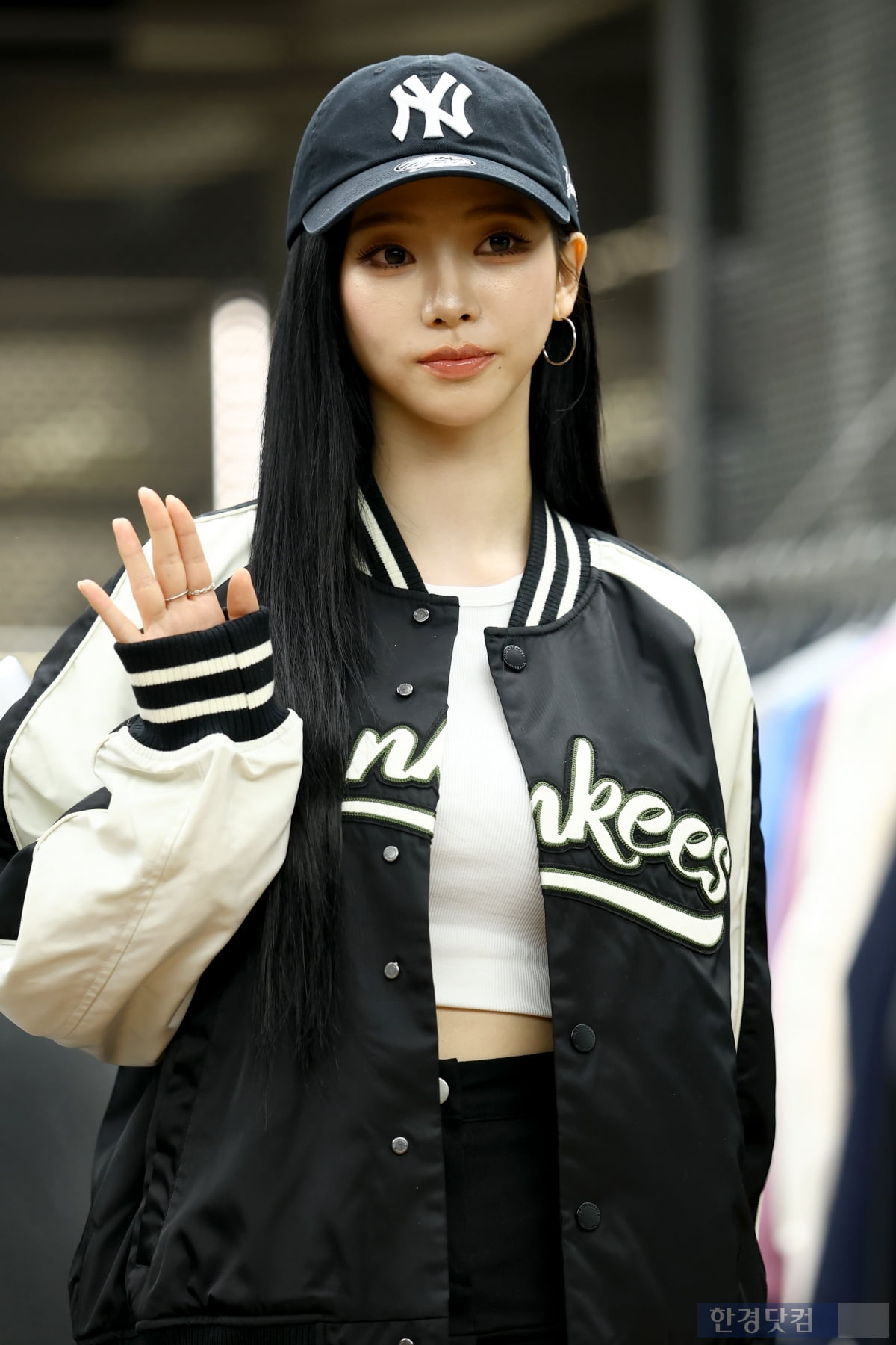[포토] 카리나, '볼캡을 써도 감출 수 없는 미모'