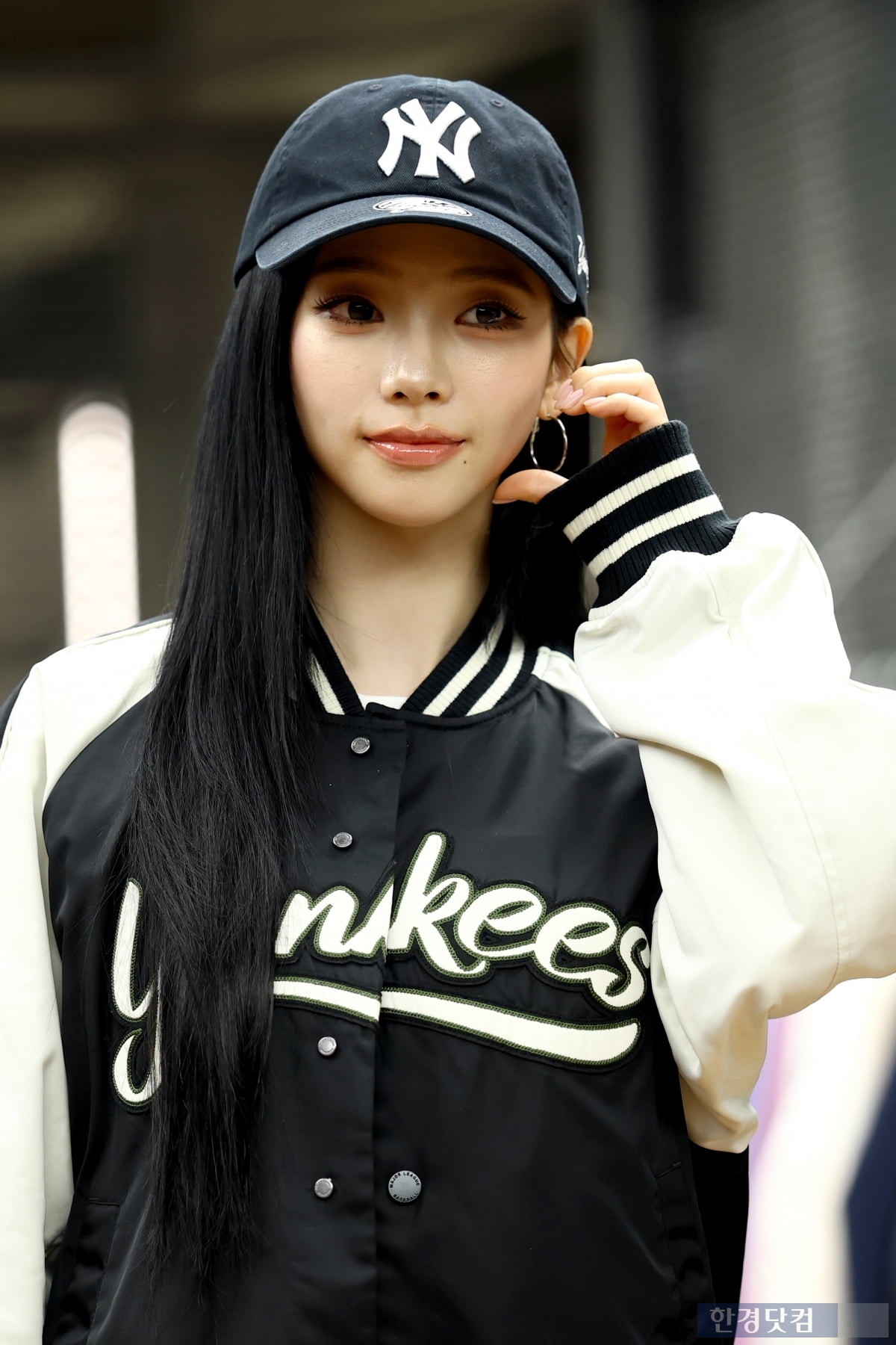 [포토] 카리나, '볼캡을 써도 감출 수 없는 미모'