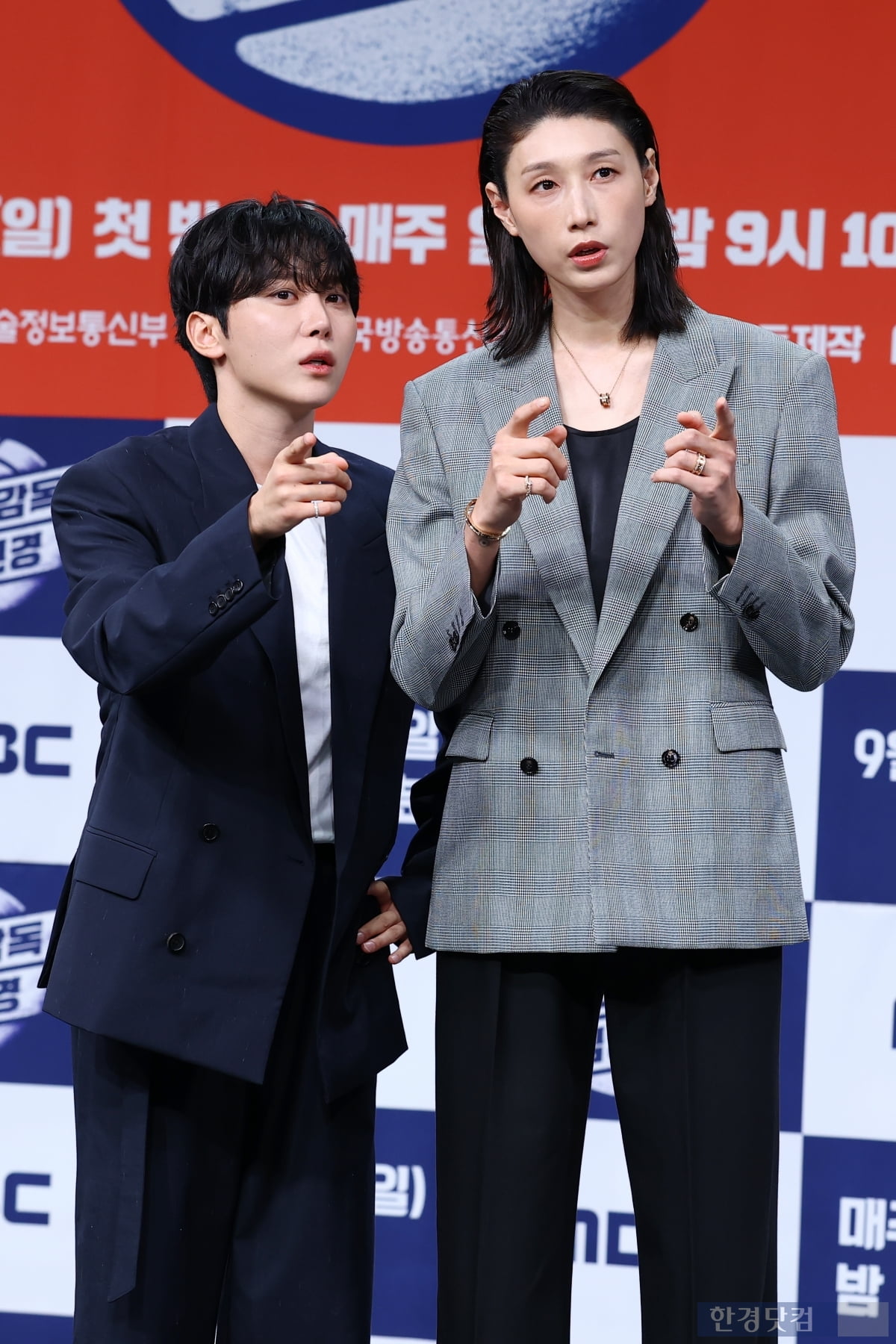 [포토] 세븐틴 승관, '김연경과 키를 맞추기 위한 고군분투'