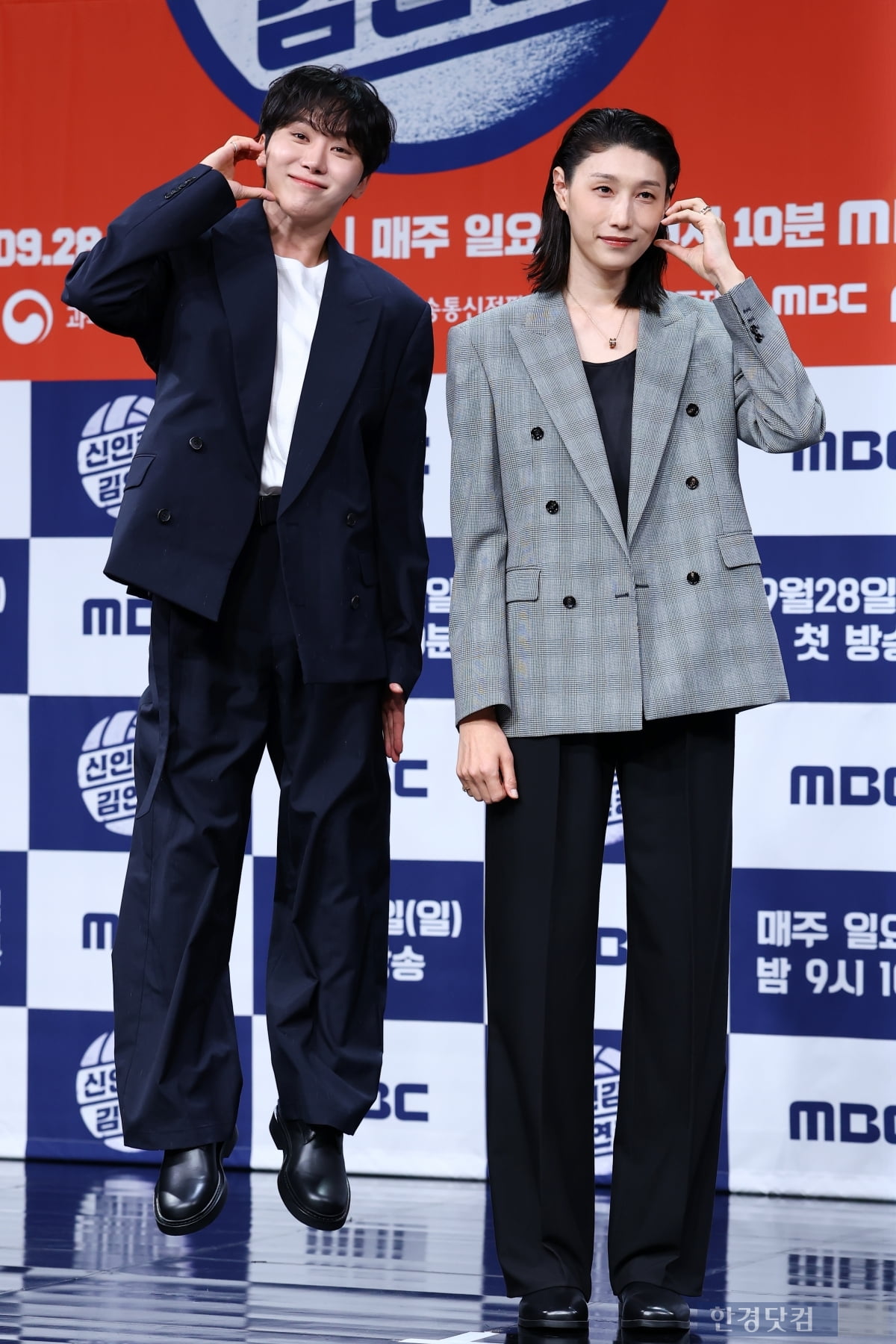 [포토] 세븐틴 승관, '김연경과 키를 맞추기 위한 고군분투'