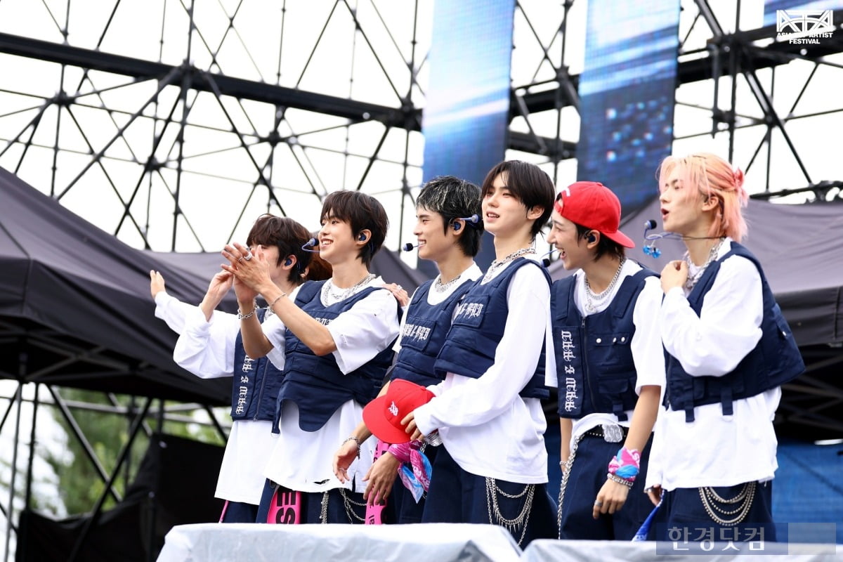 한경미디어그룹이 주최하고 한경닷컴, 한경텐아시아가 주관하는 'ATA 페스티벌 2025(2025 Asia Top Artist Festival)'이 28일 서울 상암동 한강난지공원 젊음의광장에서 열렸다. 'ATA 페스티벌 2025'에 출연한 그룹 뉴비트가 공연을 펼치고 있다. / 사진=변성현 한경닷컴 기자