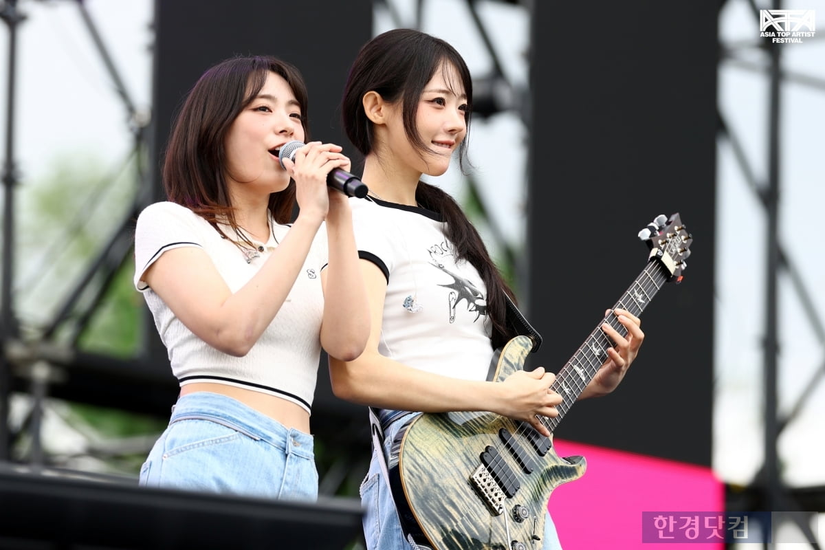 [ATA 포토] QWER, '어깨 들썩여지는 즐거운 공연'