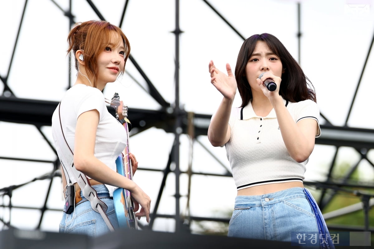 [ATA 포토] QWER, '어깨 들썩여지는 즐거운 공연'