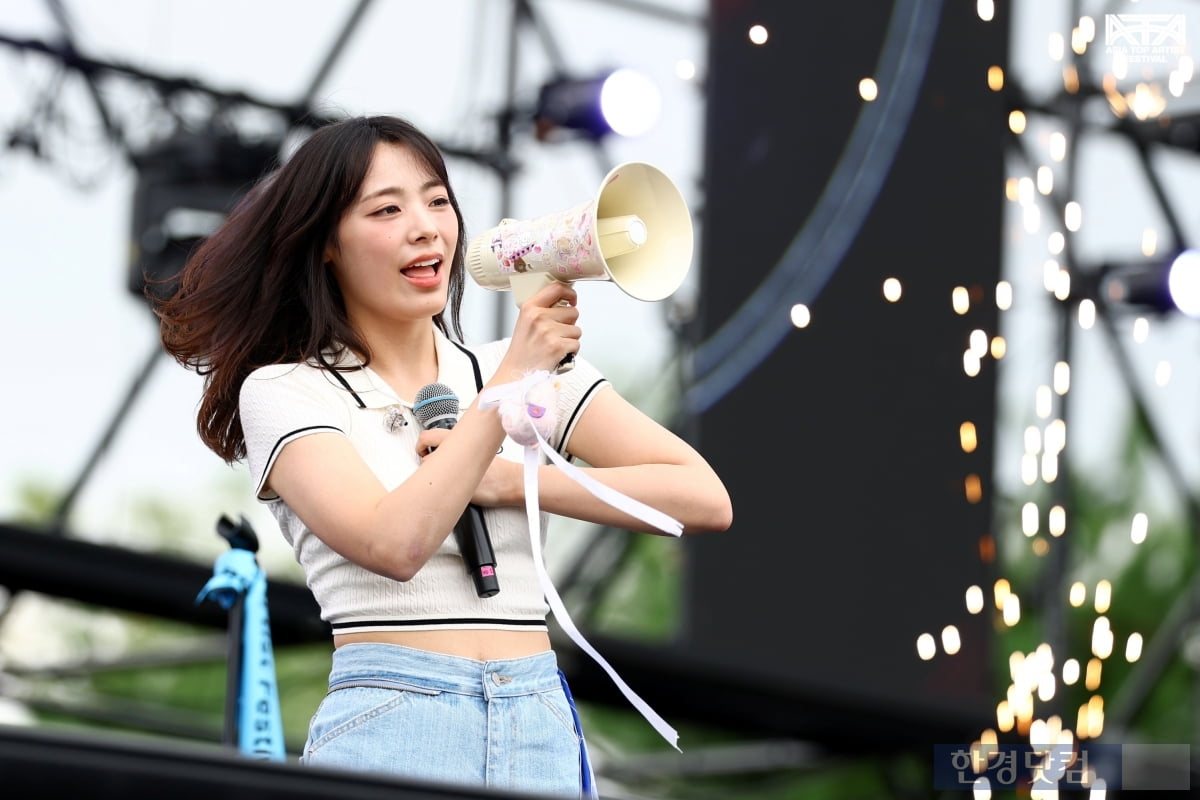 [ATA 포토] QWER, '어깨 들썩여지는 즐거운 공연'