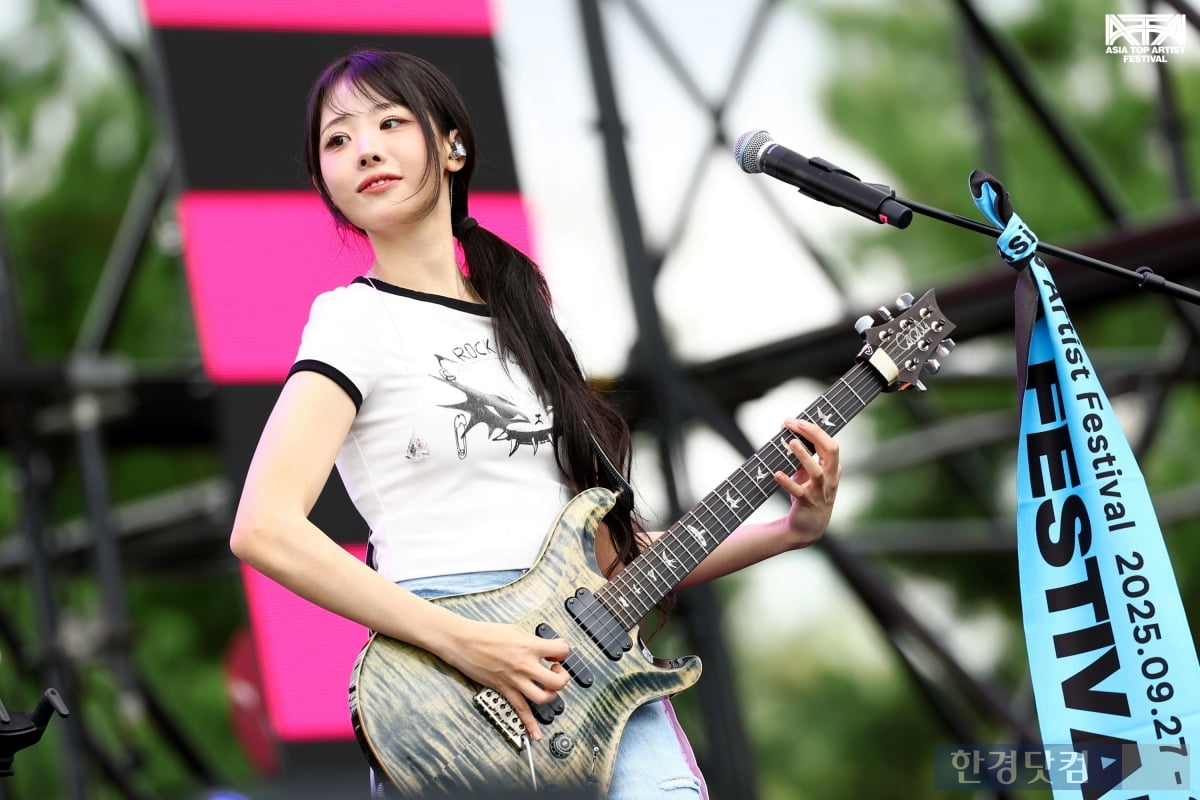 [ATA 포토] QWER, '어깨 들썩여지는 즐거운 공연'