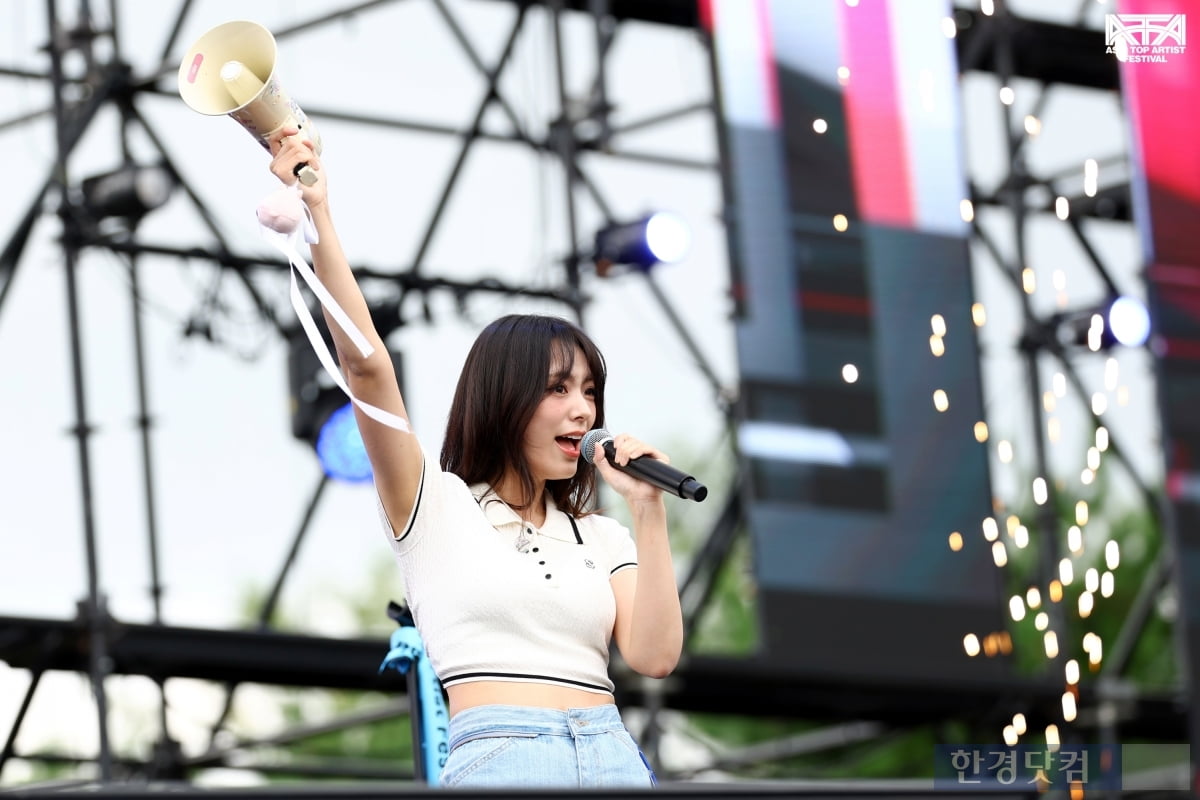 [ATA 포토] QWER, '어깨 들썩여지는 즐거운 공연'