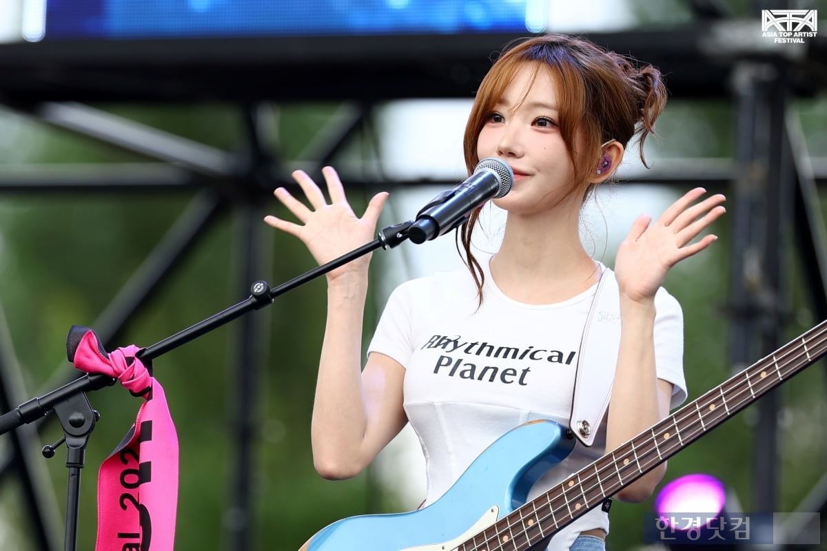 [ATA 포토] QWER, '어깨 들썩여지는 즐거운 공연'