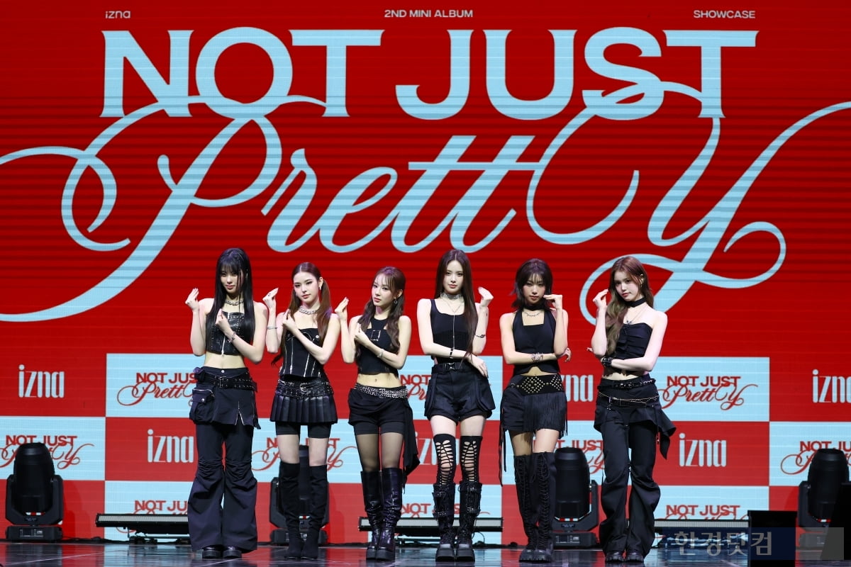 [포토] 이즈나, '강렬하게 돌아온 러블리한 소녀들'
