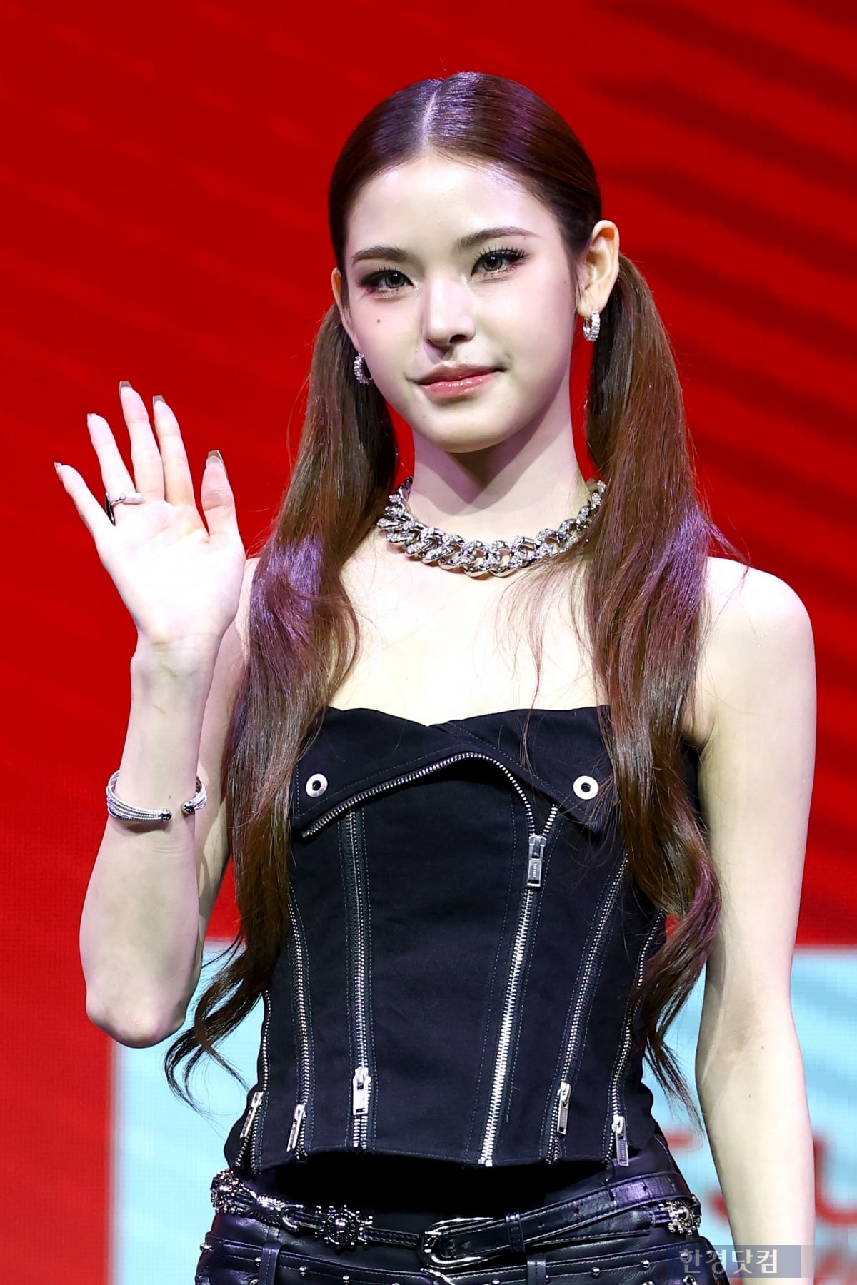 [포토] 이즈나 마이, '양갈래 머리로 귀엽게~'